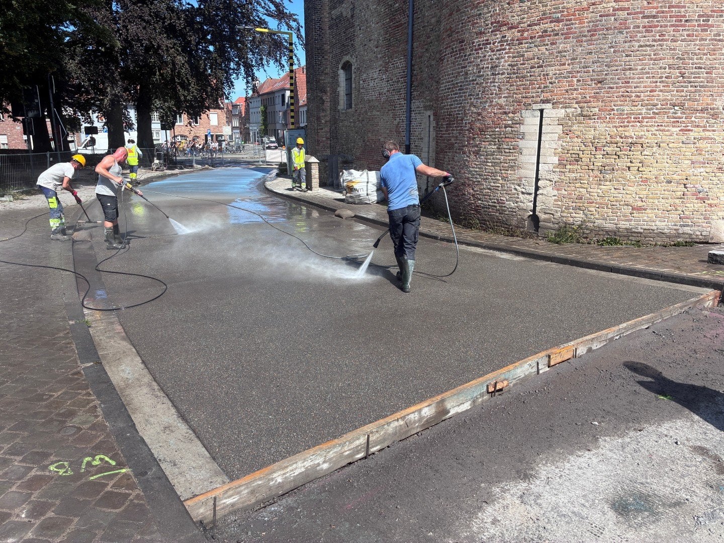De rijweg in beton ter hoogte van de Gentpoort is gegoten en uitgewassen.