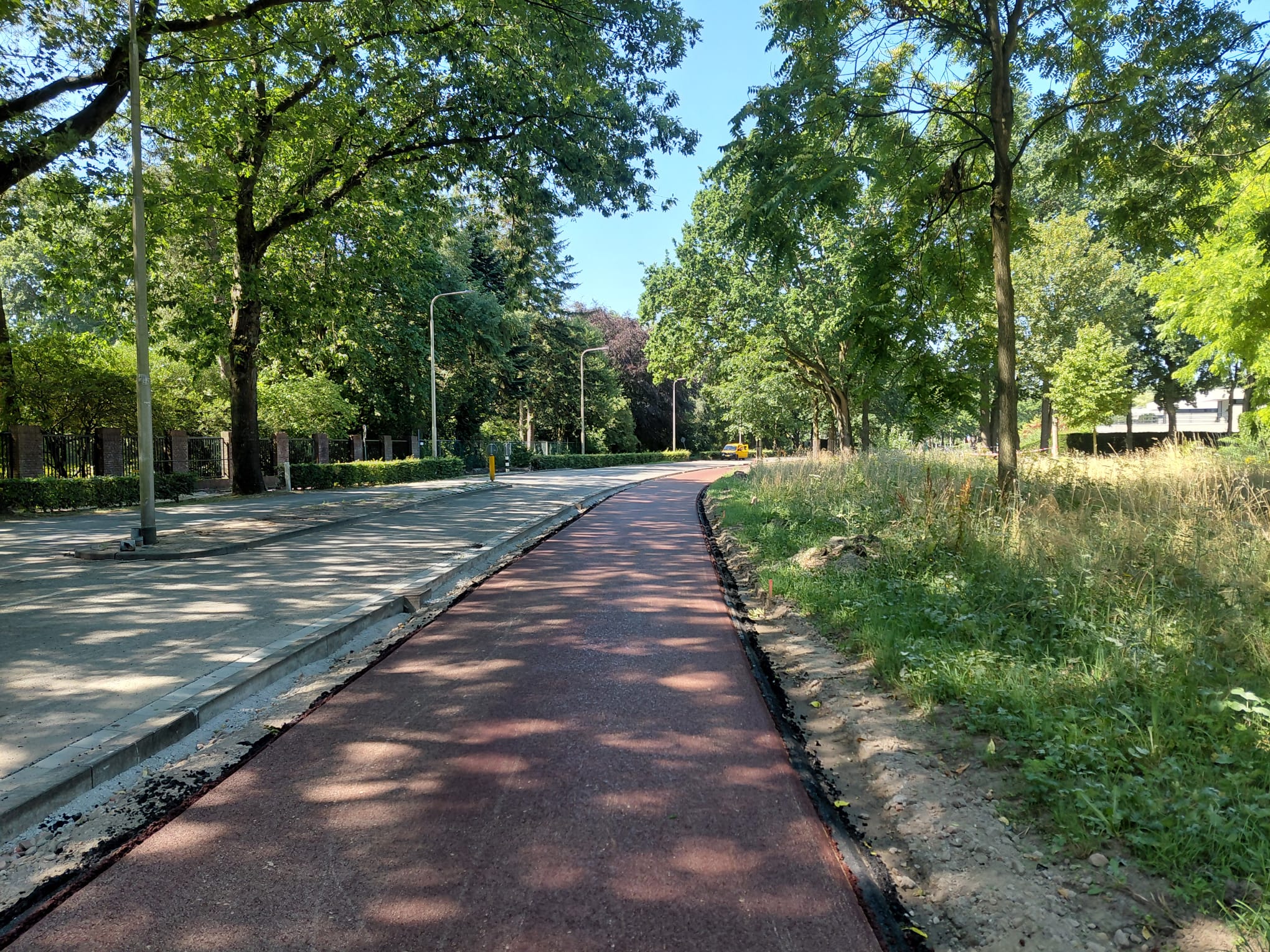 Op de afbeelding is het nieuwe fietspad te zien tussen de rotonde Gilzerbaan - Deltalaan en de Baroniebaan. De bermen moeten nog afgewerkt worden.