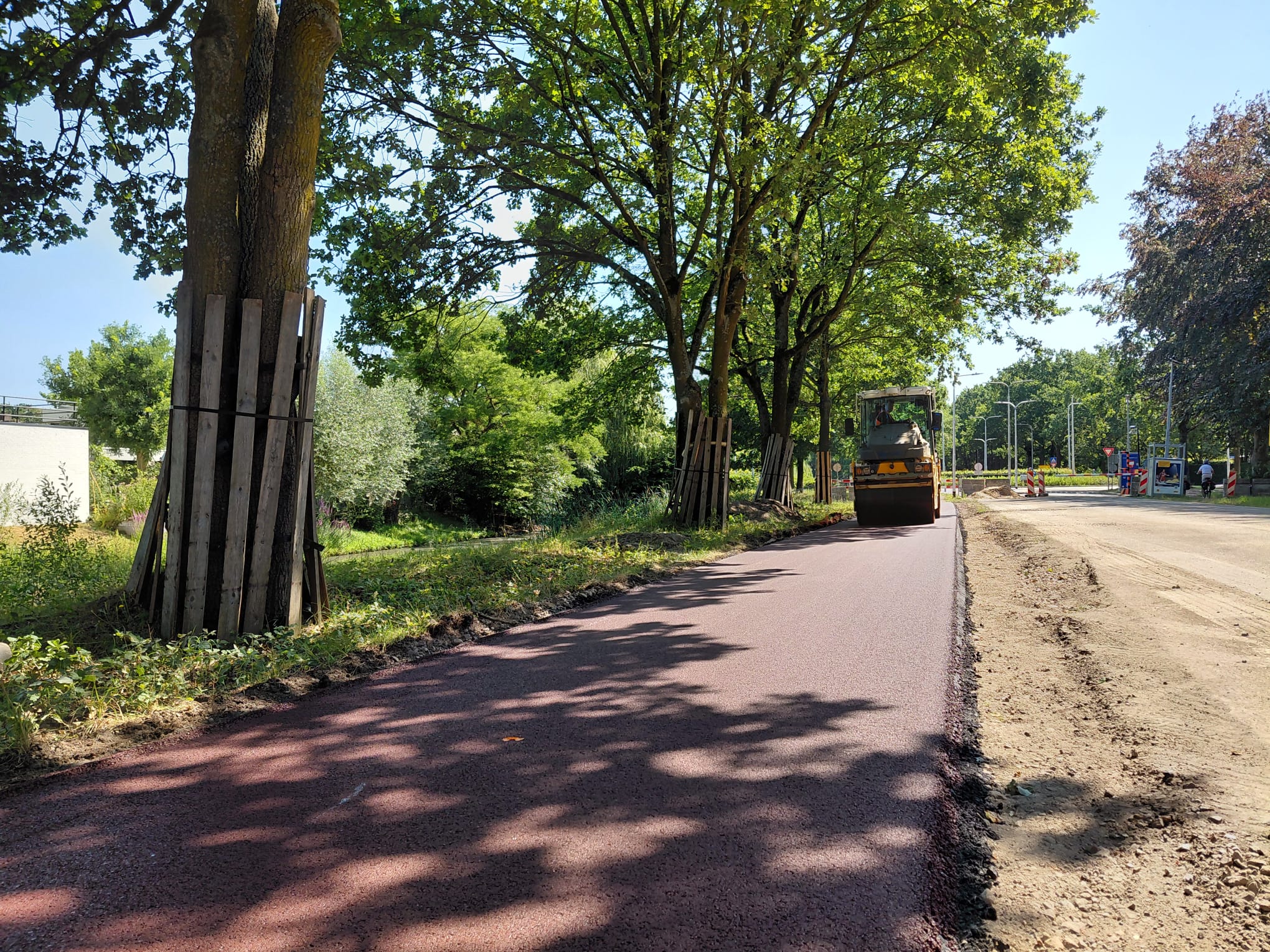 Op de afbeelding zie je een wals op het net geasfalteerde fietspad.
