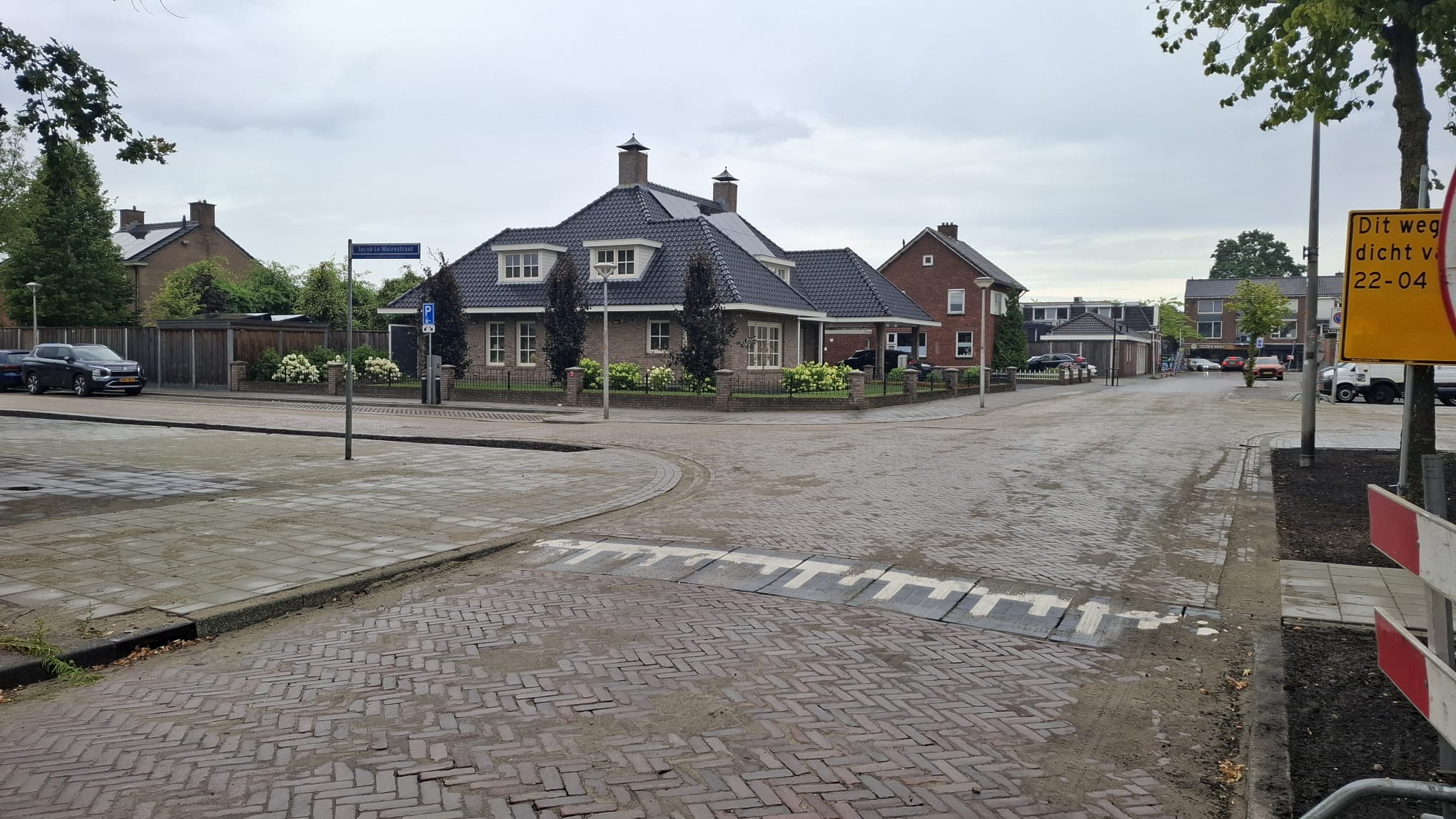 Kruising Schoolstraat, kijkend richting huisnummer 8.