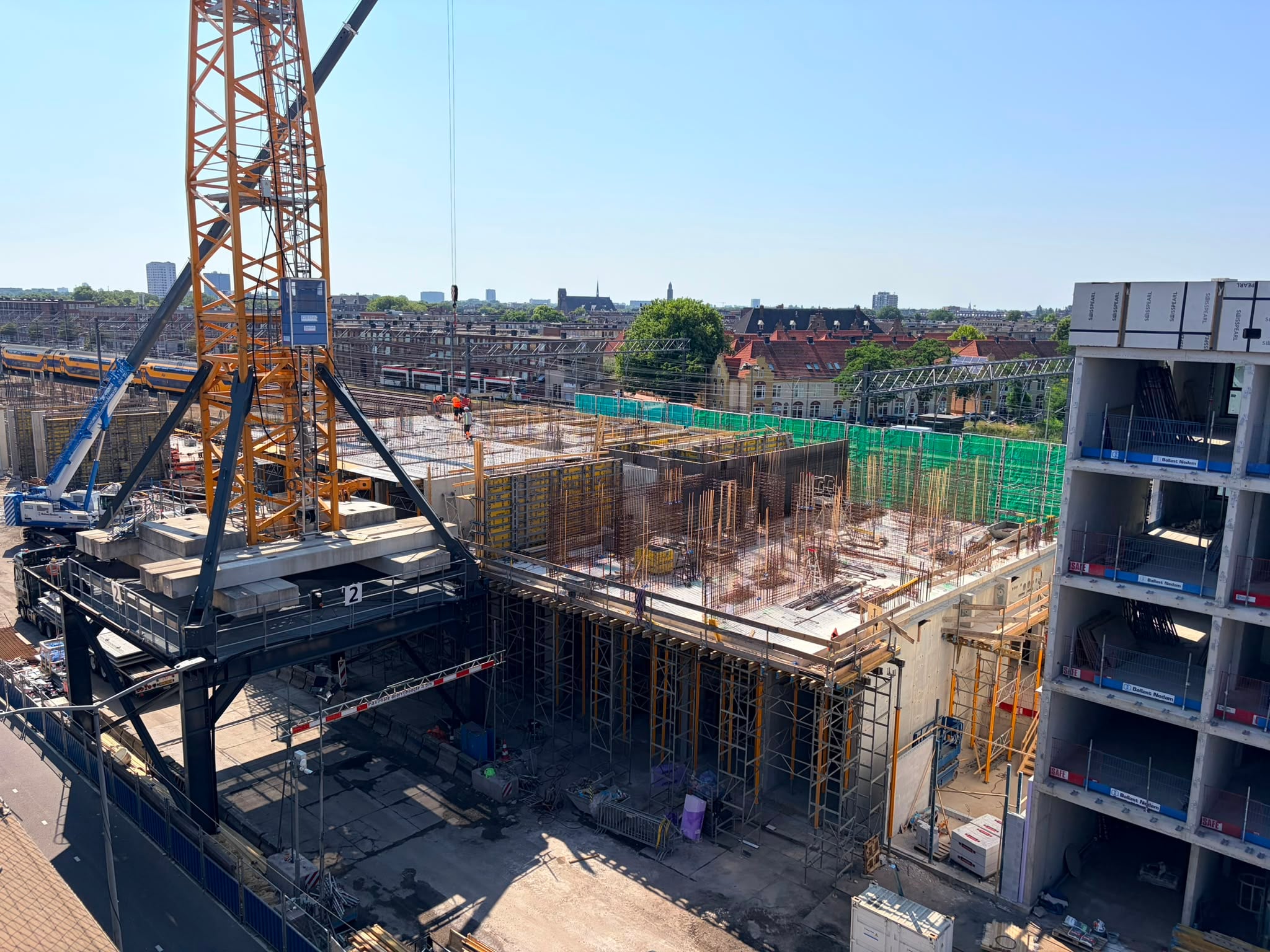 Toren 2: Leggen breedplaatvloeren van de 2e verdieping
