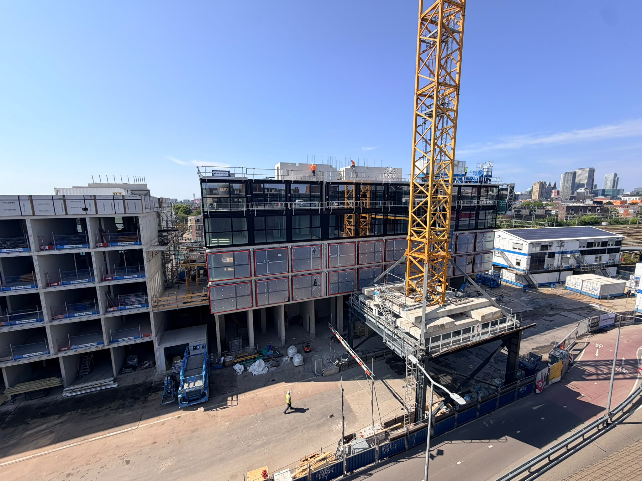 Toren 1: De modules op de 3e en 4e verdieping en de kernwanden van de 5e verdieping zijn gemonteerd