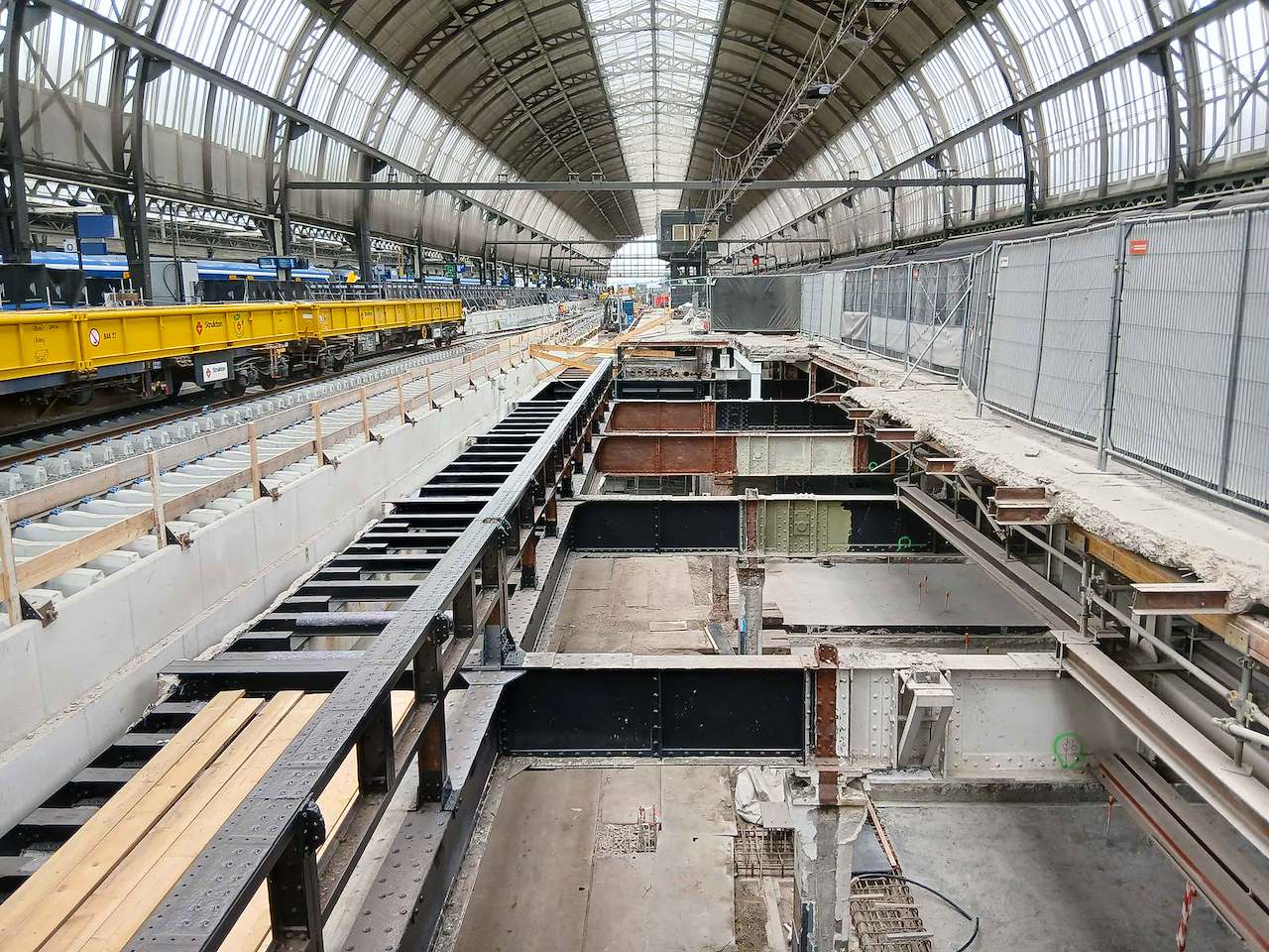 Werkzaamheden aan perron 5, hieronder is een deel van het IJ-viaduct op tunnelniveau te zien met de werkzaamheden aan de vloer.