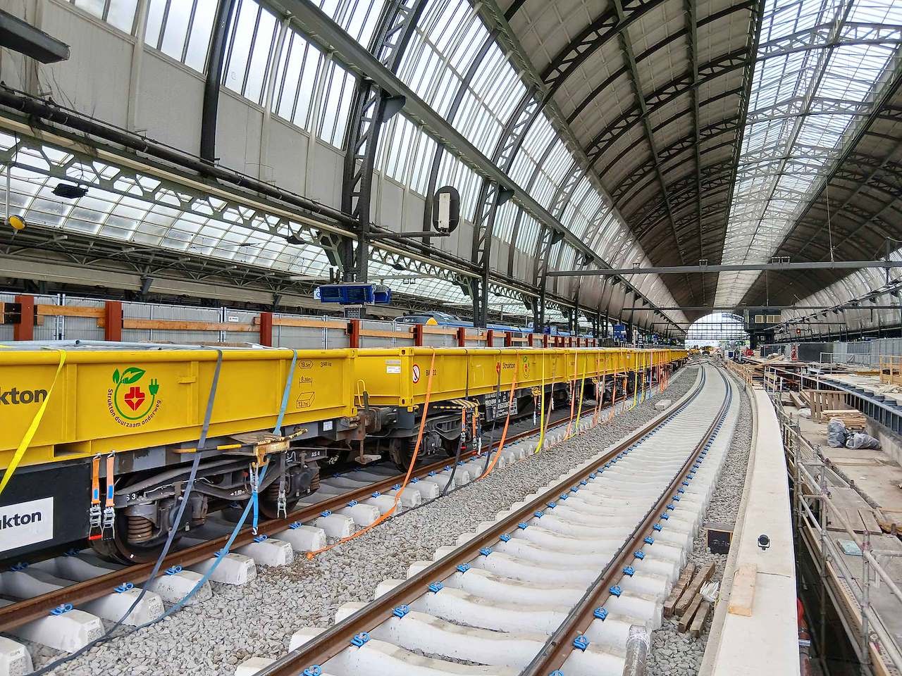 Trein wordt gereed gemaakt om materialen af te voeren en staat op nieuw aangebrachte sporen (van 3 naar 2 sporen), rechts zijn de werkzaamheden aan perron 5 te zien.