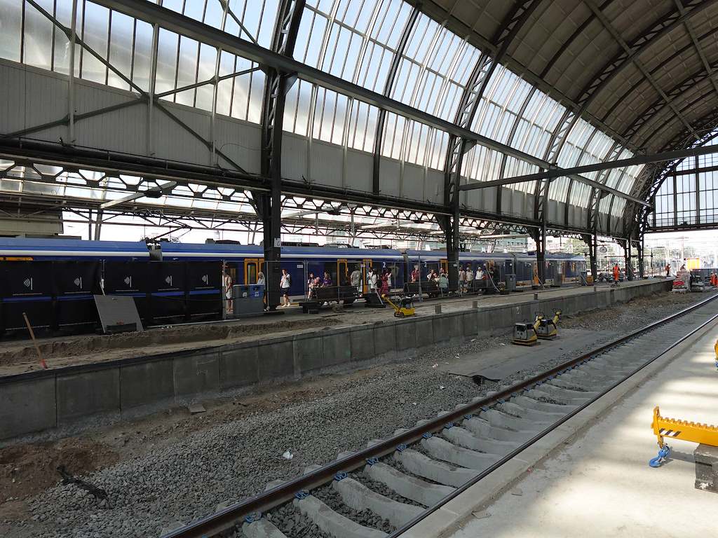 Werkzaamheden aan perron 4 met rechts een deel van het verbrede perron 5 in beeld.