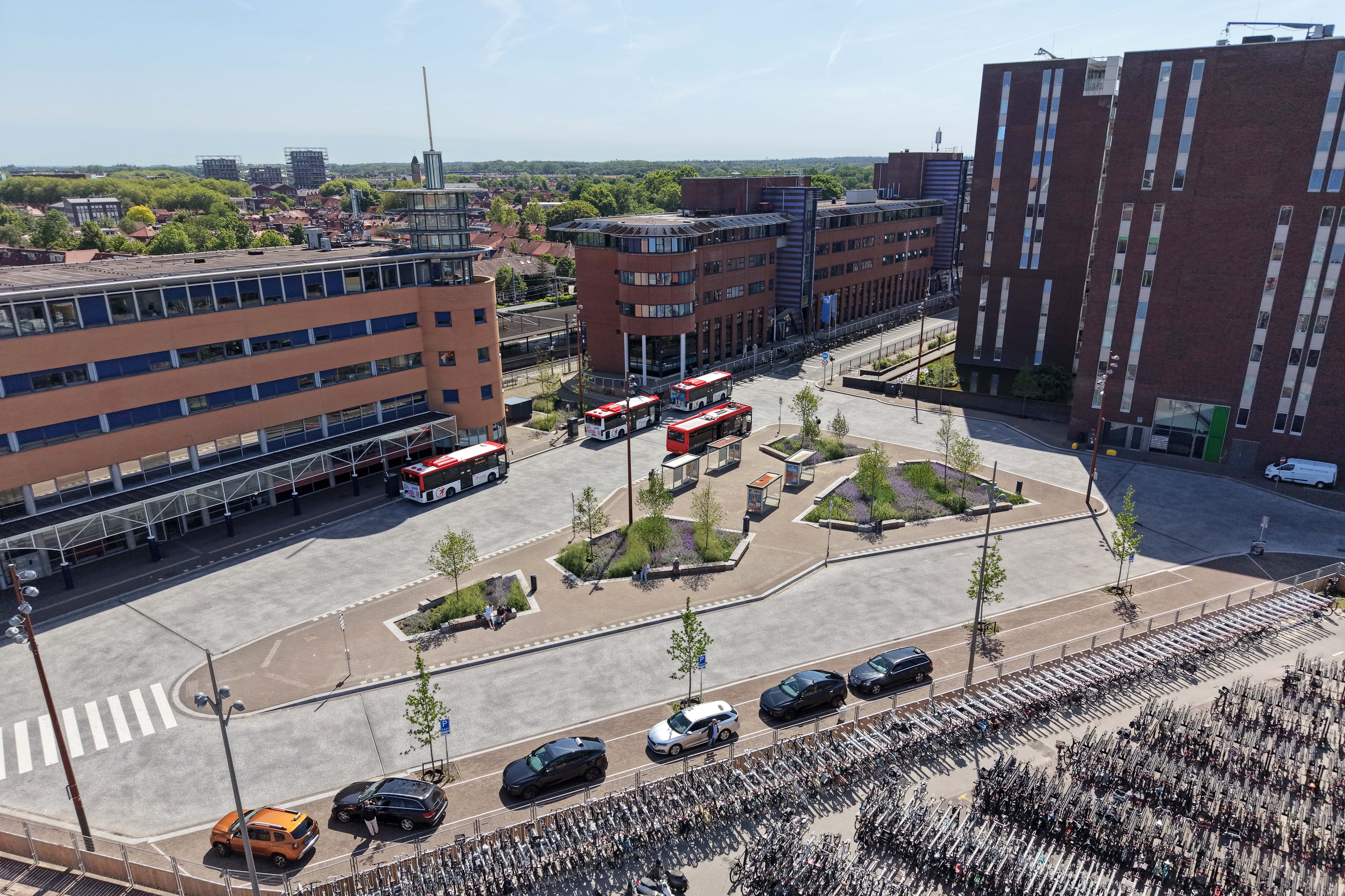 Het busstation in mei 2026. Het groen komt hier al langzaam op. In juli ziet het er alweer heel anders uit.