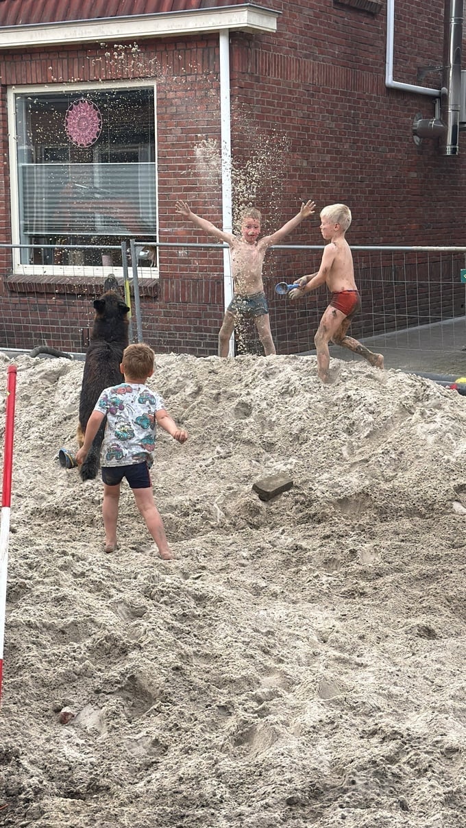 Spelende kinderen in de Bentstraat