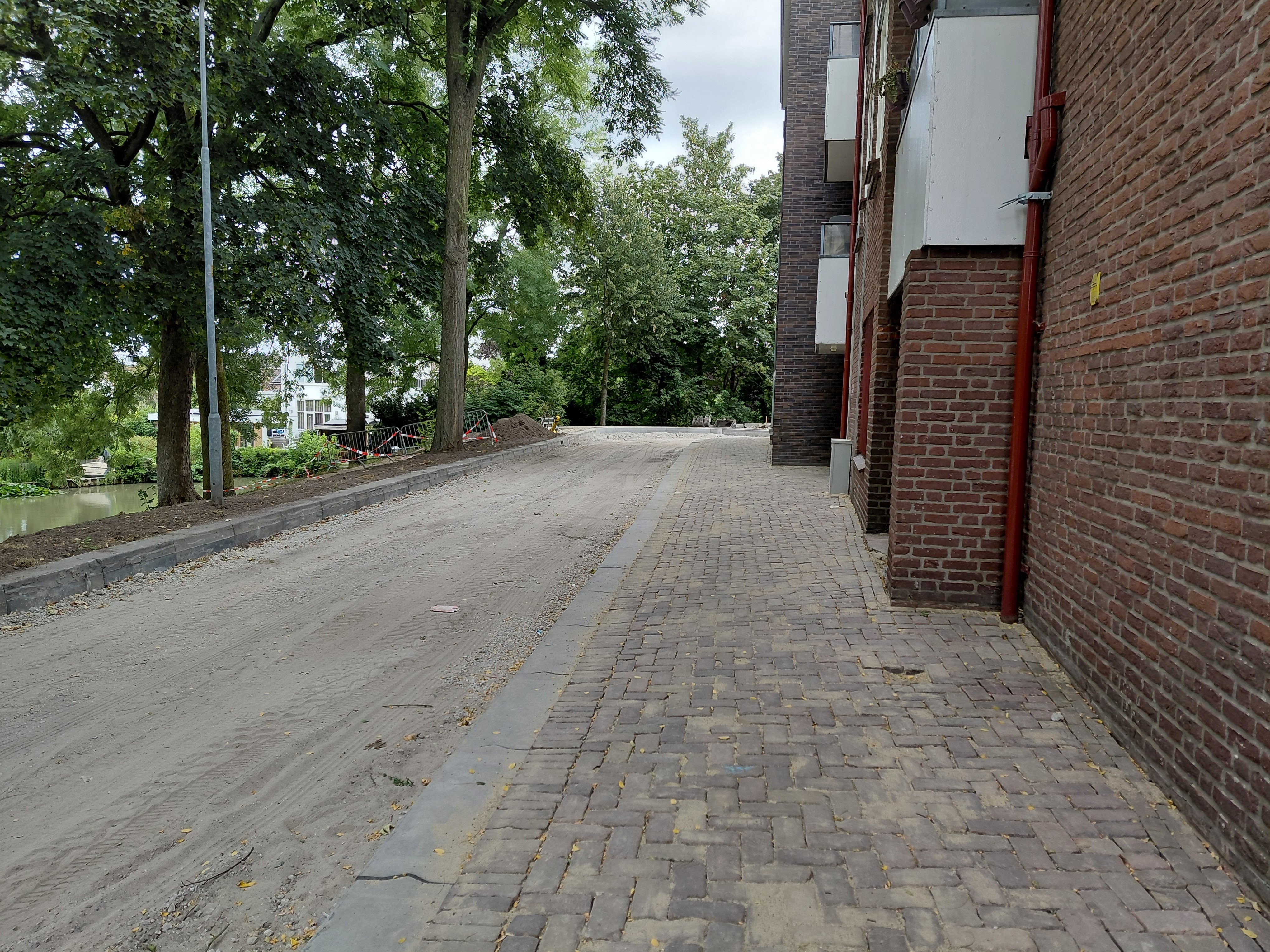 Op de afbeelding is de Oliemolenwal te zien. In dit gedeelte zit de stoep er in. De bestrating nog niet.