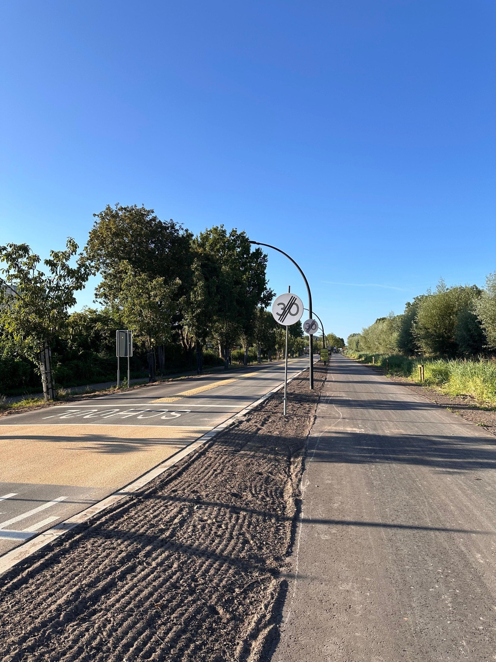 Overzichtsfoto van het nieuwe fietspad en de schoolzone.