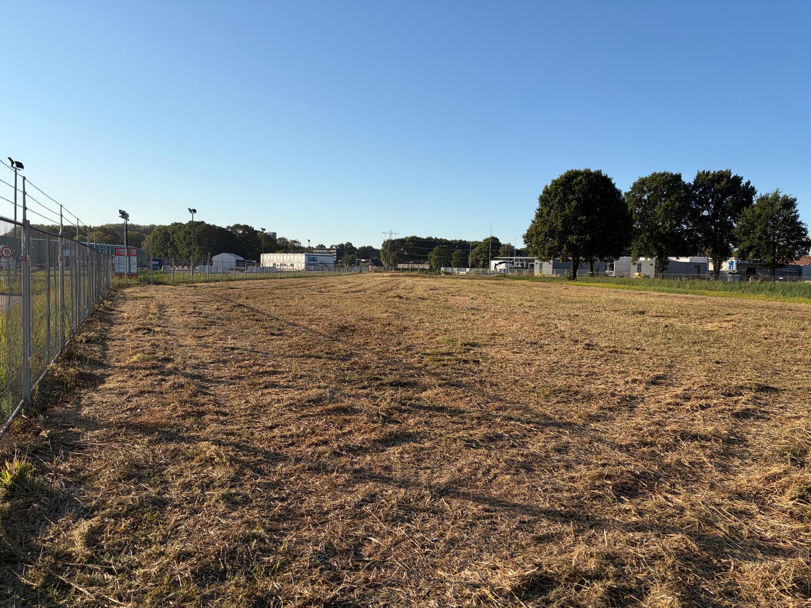 Uitzicht over het gemaaide gras