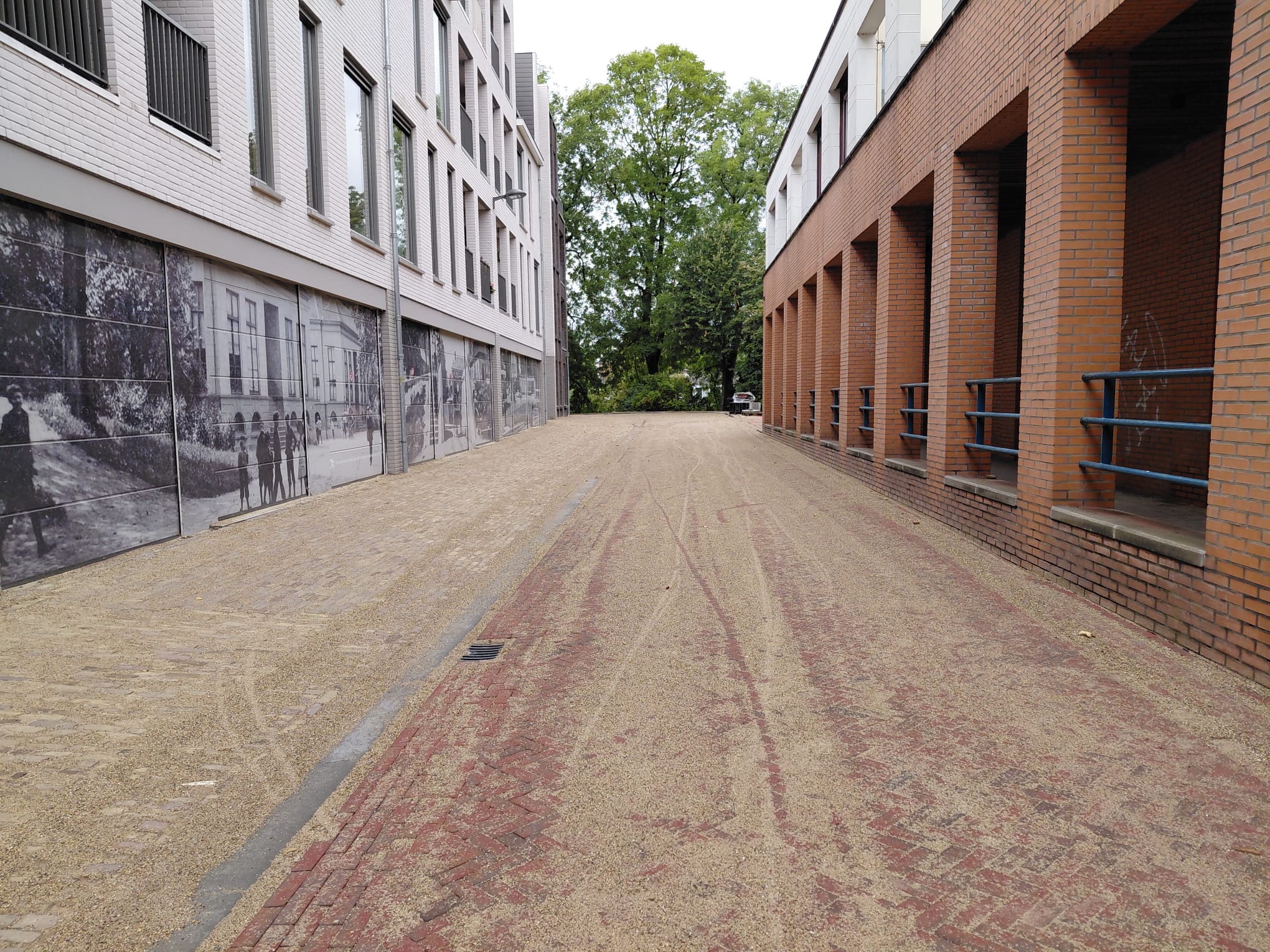 Op de afbeelding is een deel van de Oliemolenwal te zien wat klaar is. Het gaat om het deel tussen de Santwyckse Poort en de gracht. Het is nog niet bereikbaar voor alle verkeer.