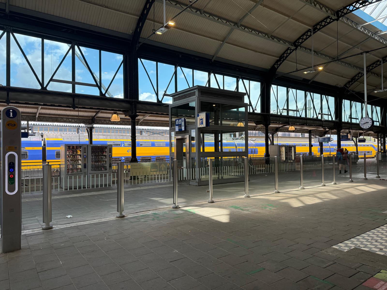 De ruimte waar we werkzaamheden gaan uitvoeren. De glazen wand op de foto gaan we verwijderen.