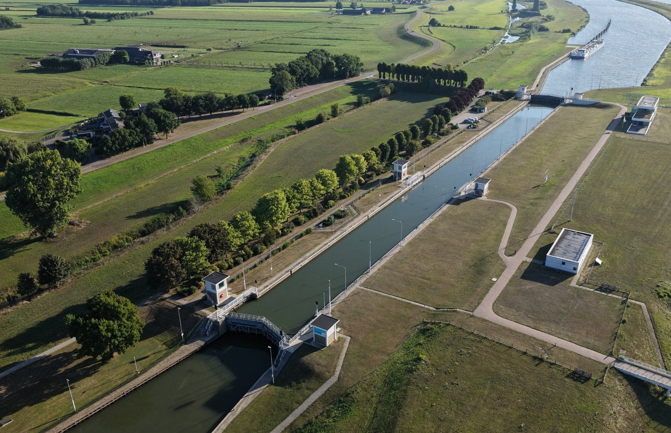 De hank loopt tussen het water en de dijk.