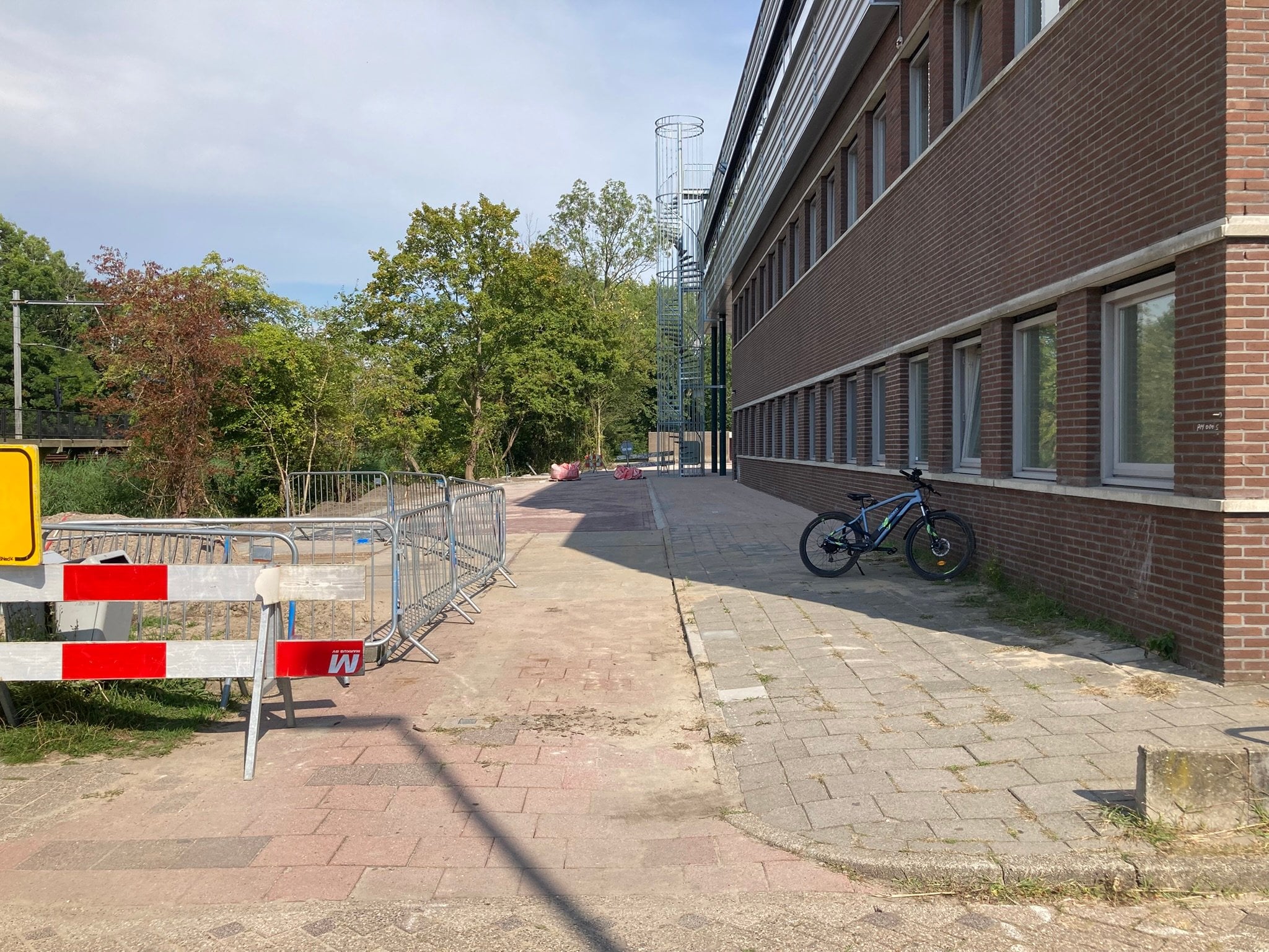 Fietspad gezien vanaf parkeerterrein station Overwhere