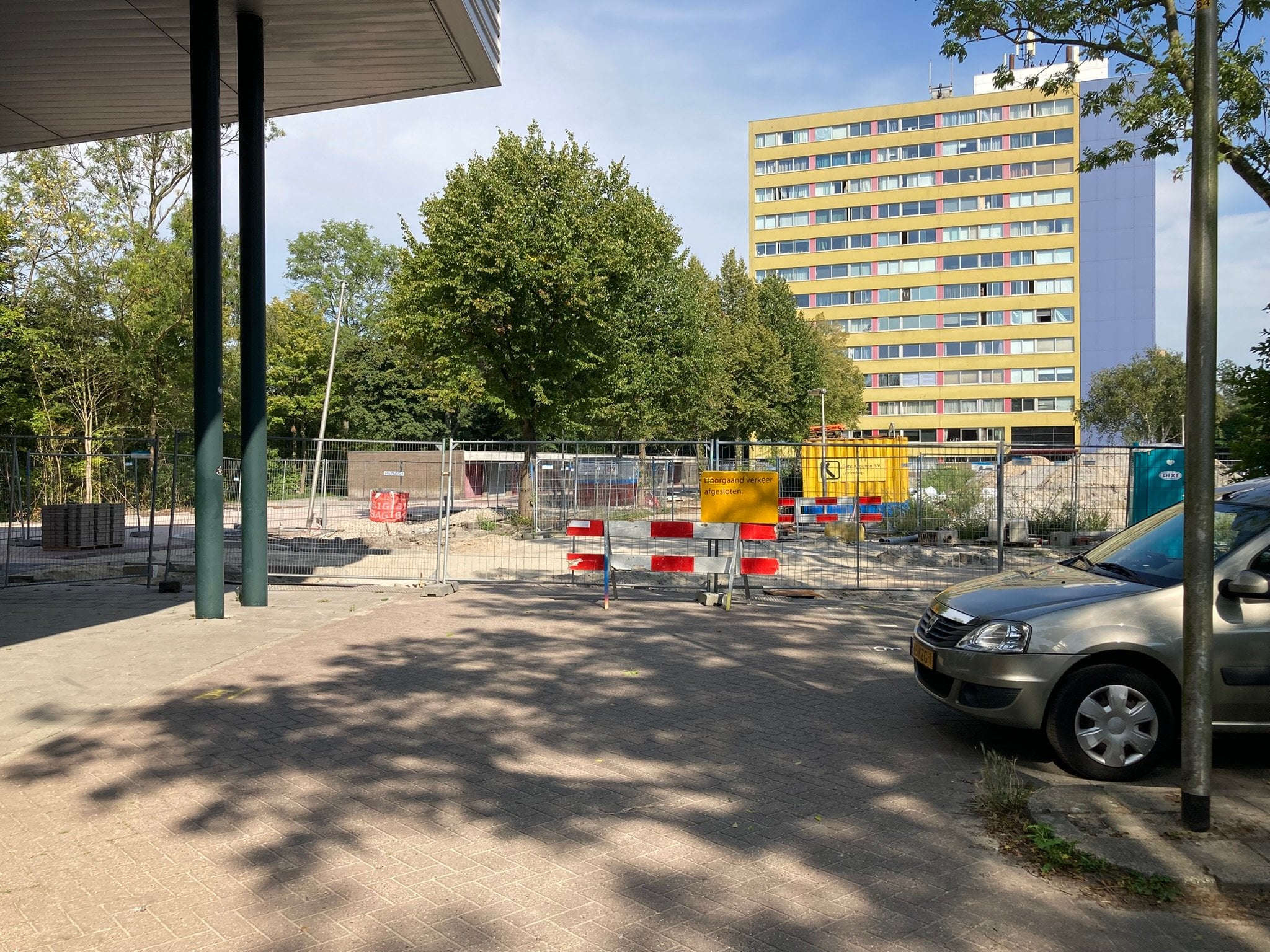 Doorgang auto's gezien vanaf huisartsenpost