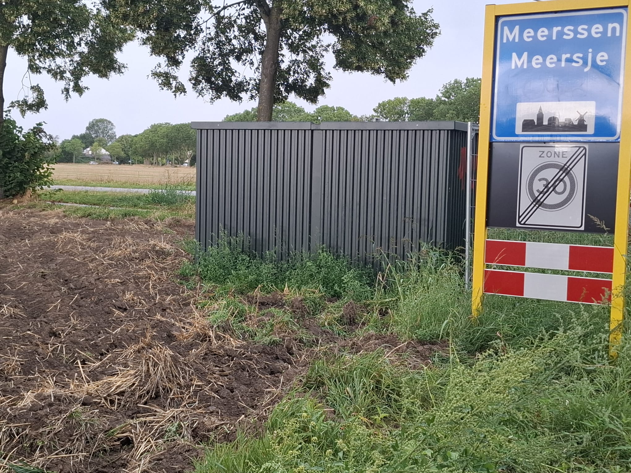 De nog onbespoten kant van trafo MRS.WRTNO aan de Fregatweg.