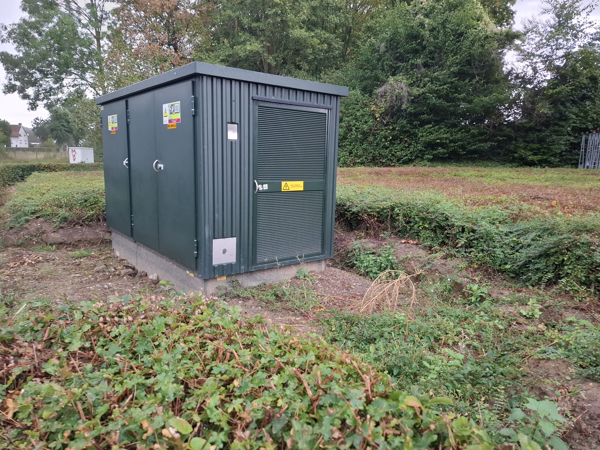 ...net als trafo MRS.WRVLD aan de overkant. Hier komt nog een haag omheen.