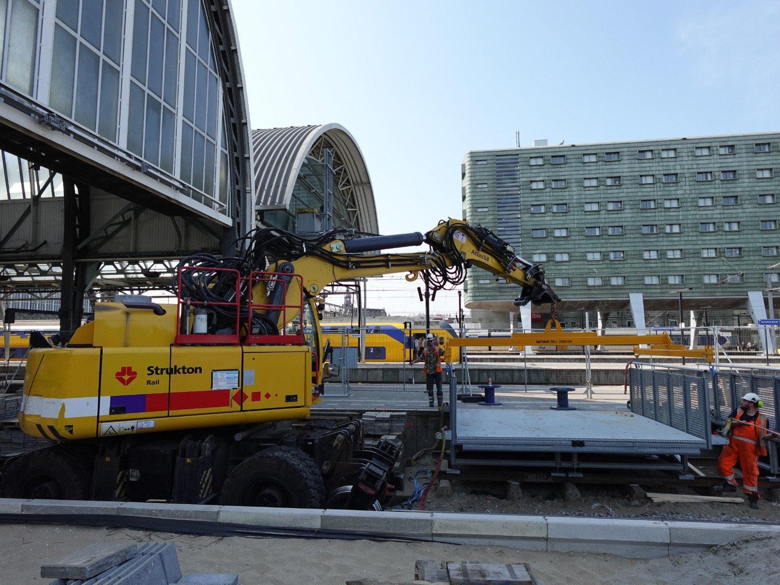 Het plaatsen van de loopbrug gebeurde met een elektrische krol.