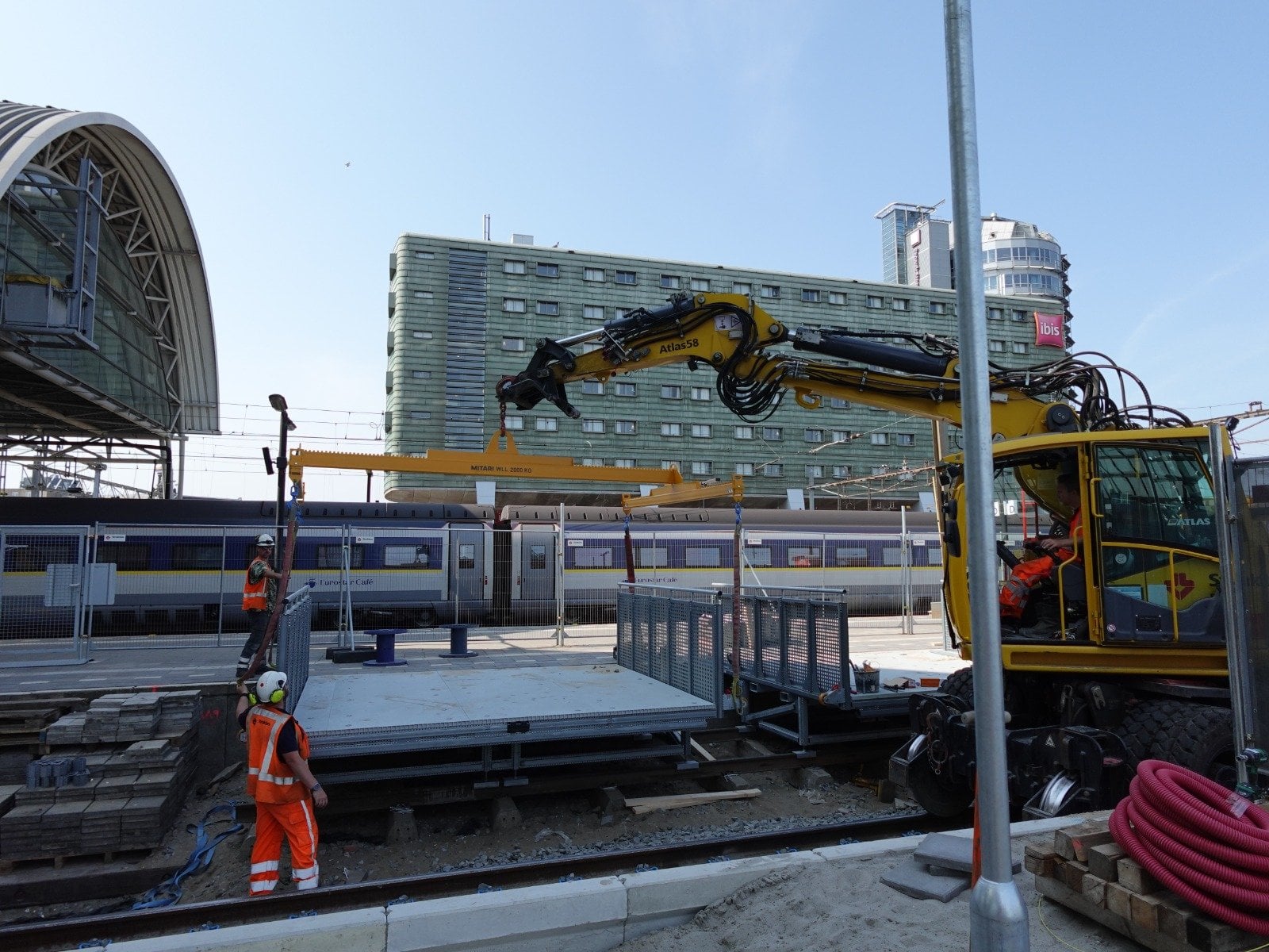Het plaatsen van de loopbrug gebeurde met een elektrische krol.