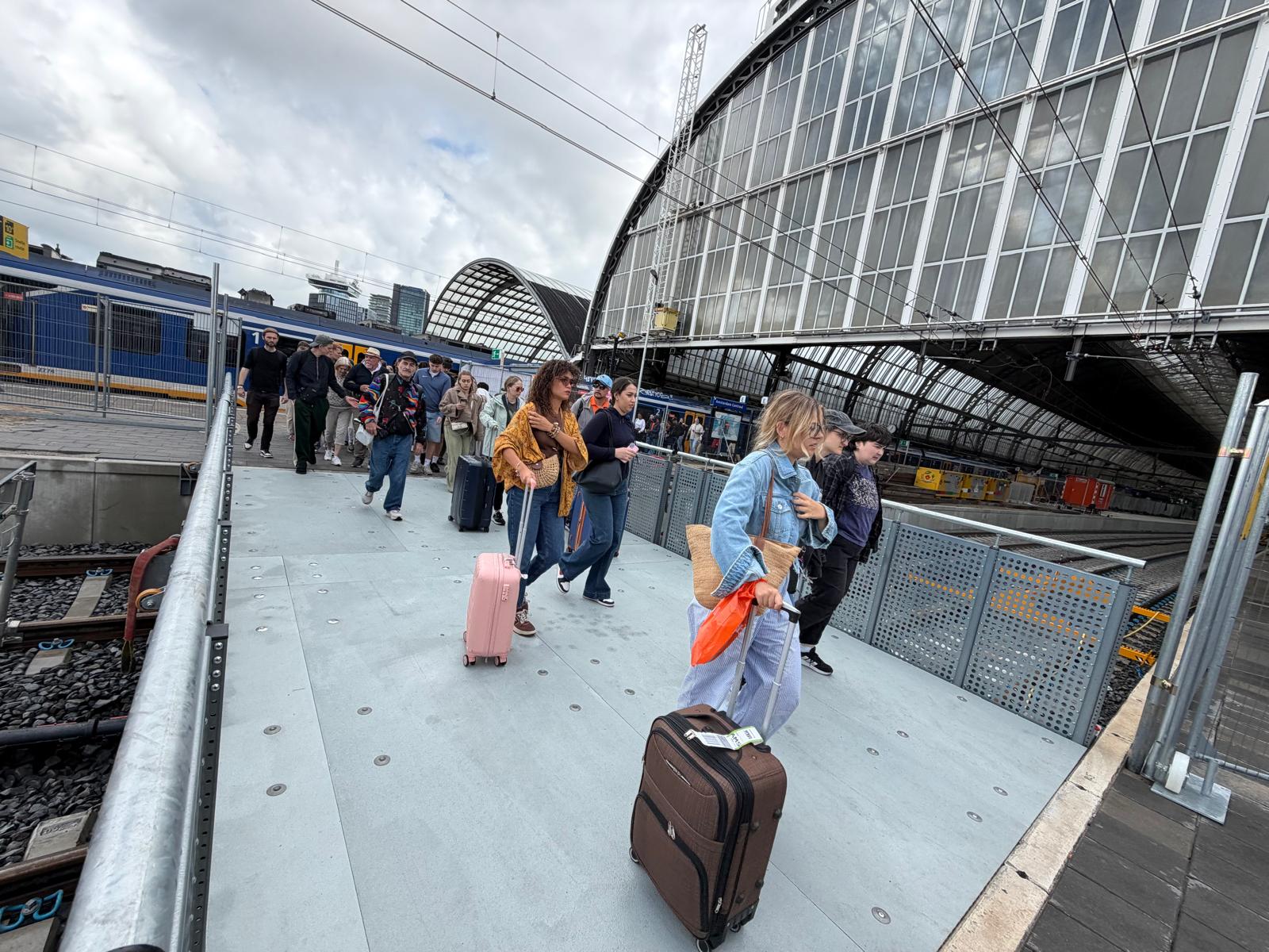 ...die aankomen op spoor 14a.