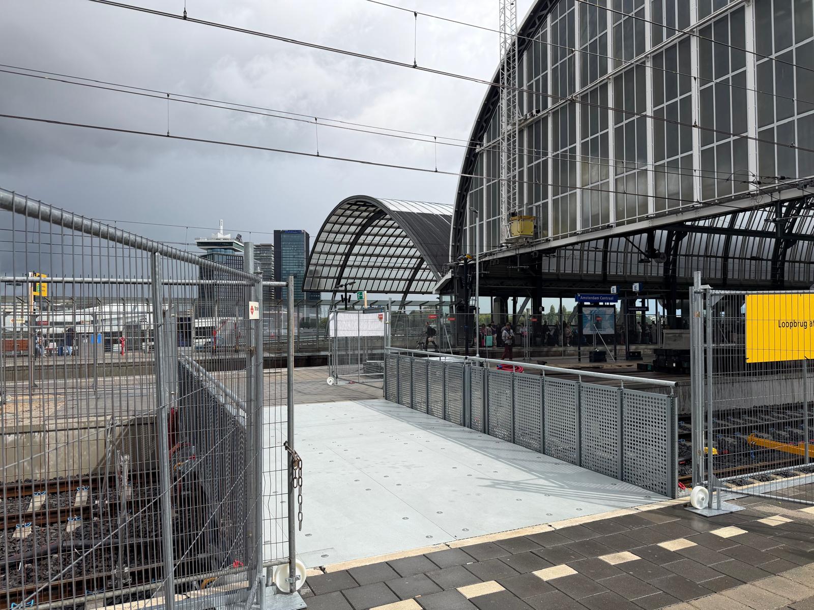 De loopbrug is gereed voor reizigers...