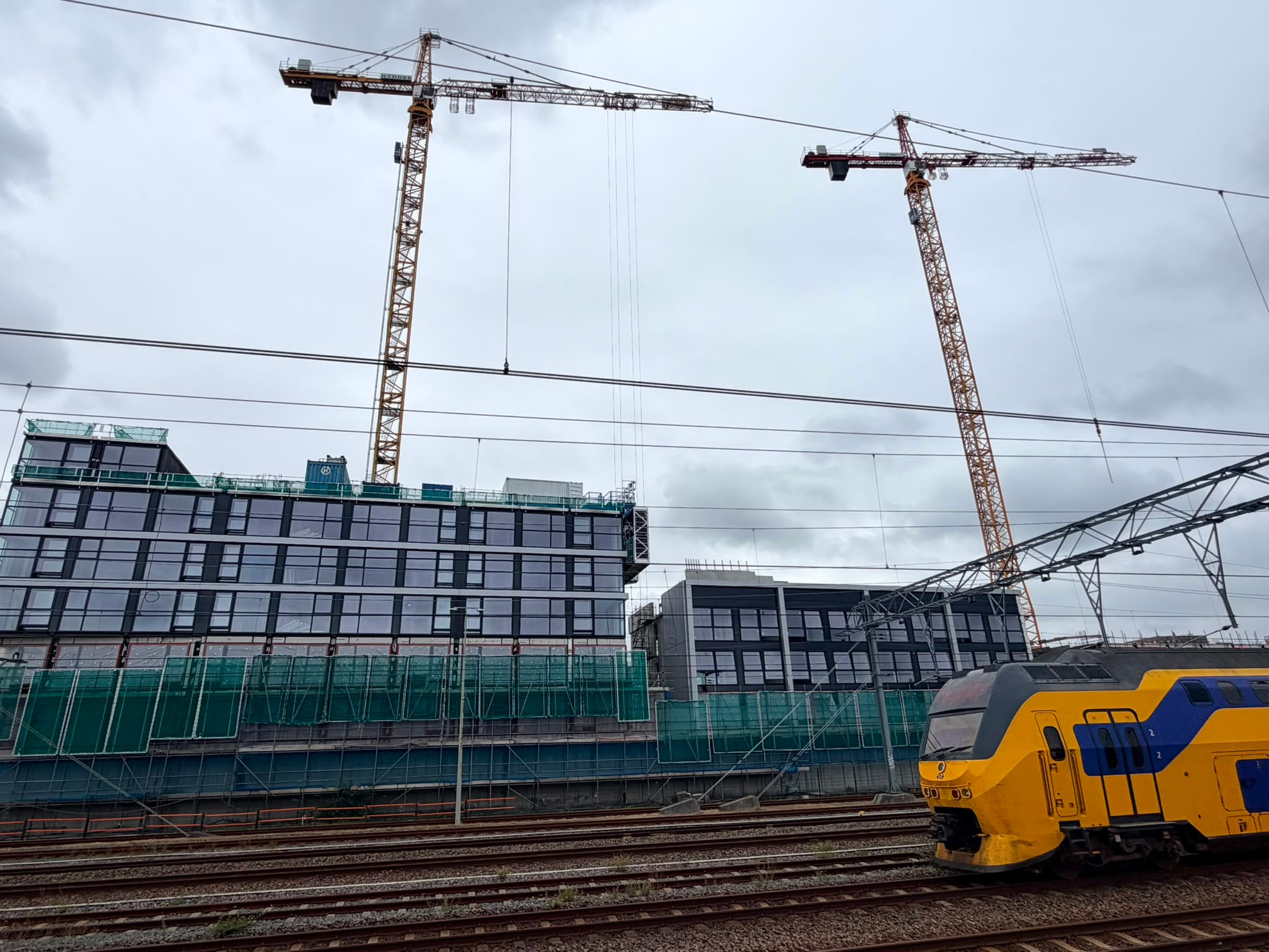 Zicht op Toren 1 en Tussenblok 5 vanaf de spoorkant