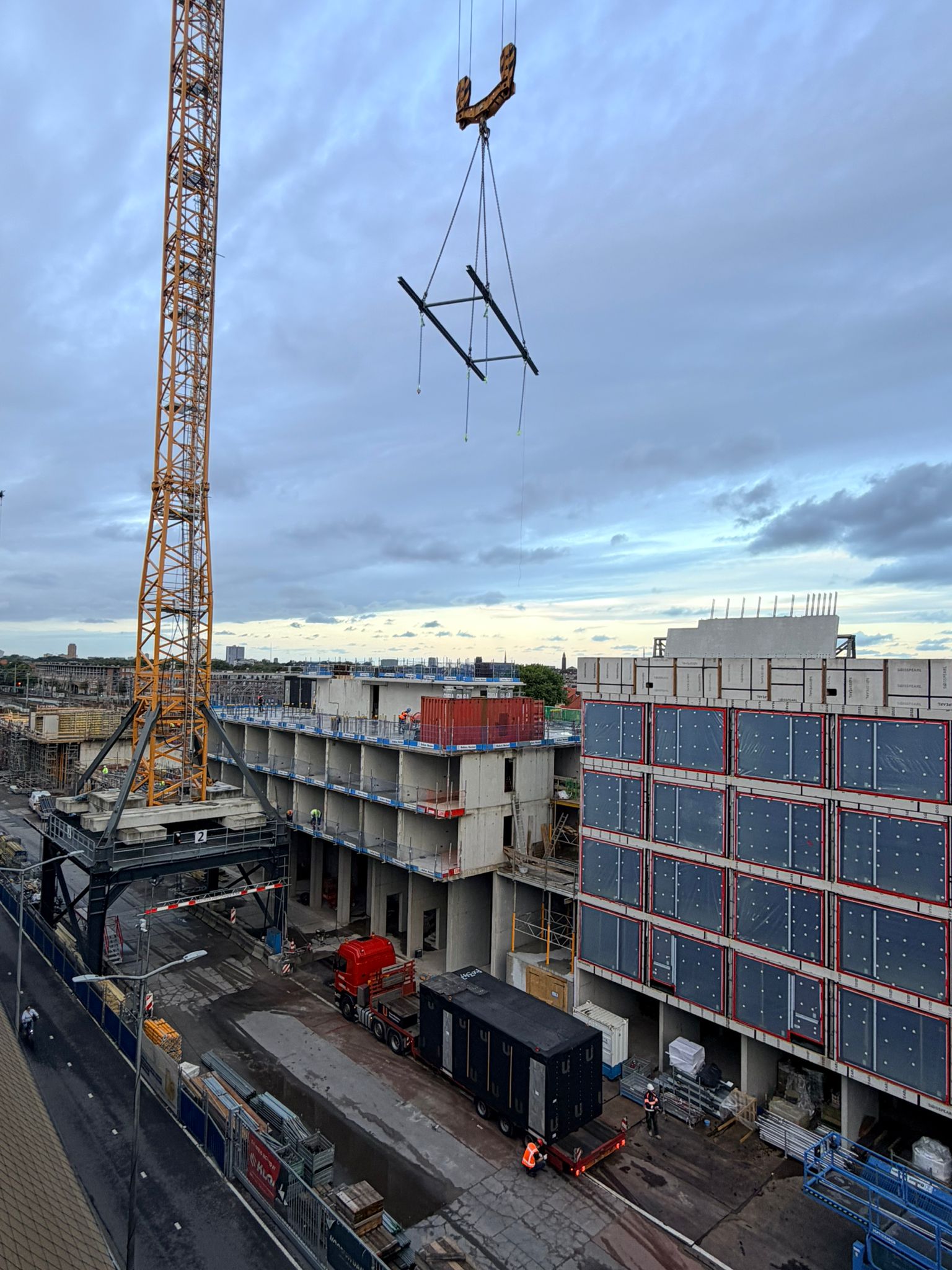 1e modules geplaatst op Toren 2 (zie in het zwart linksachter op Toren 2)
