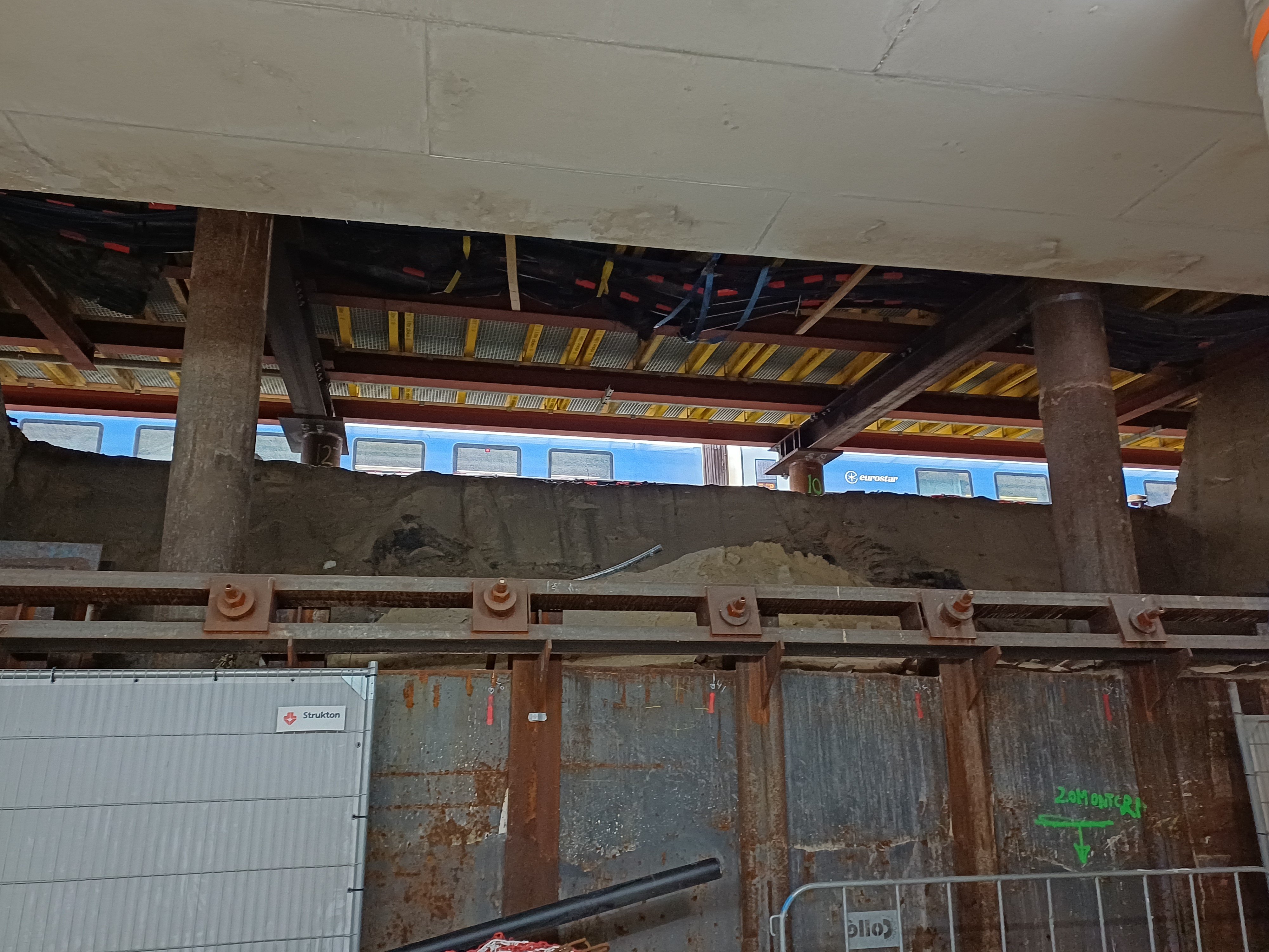 Blijft een bijzonder beeld, station in bedrijf terwijl er gewerkt wordt.