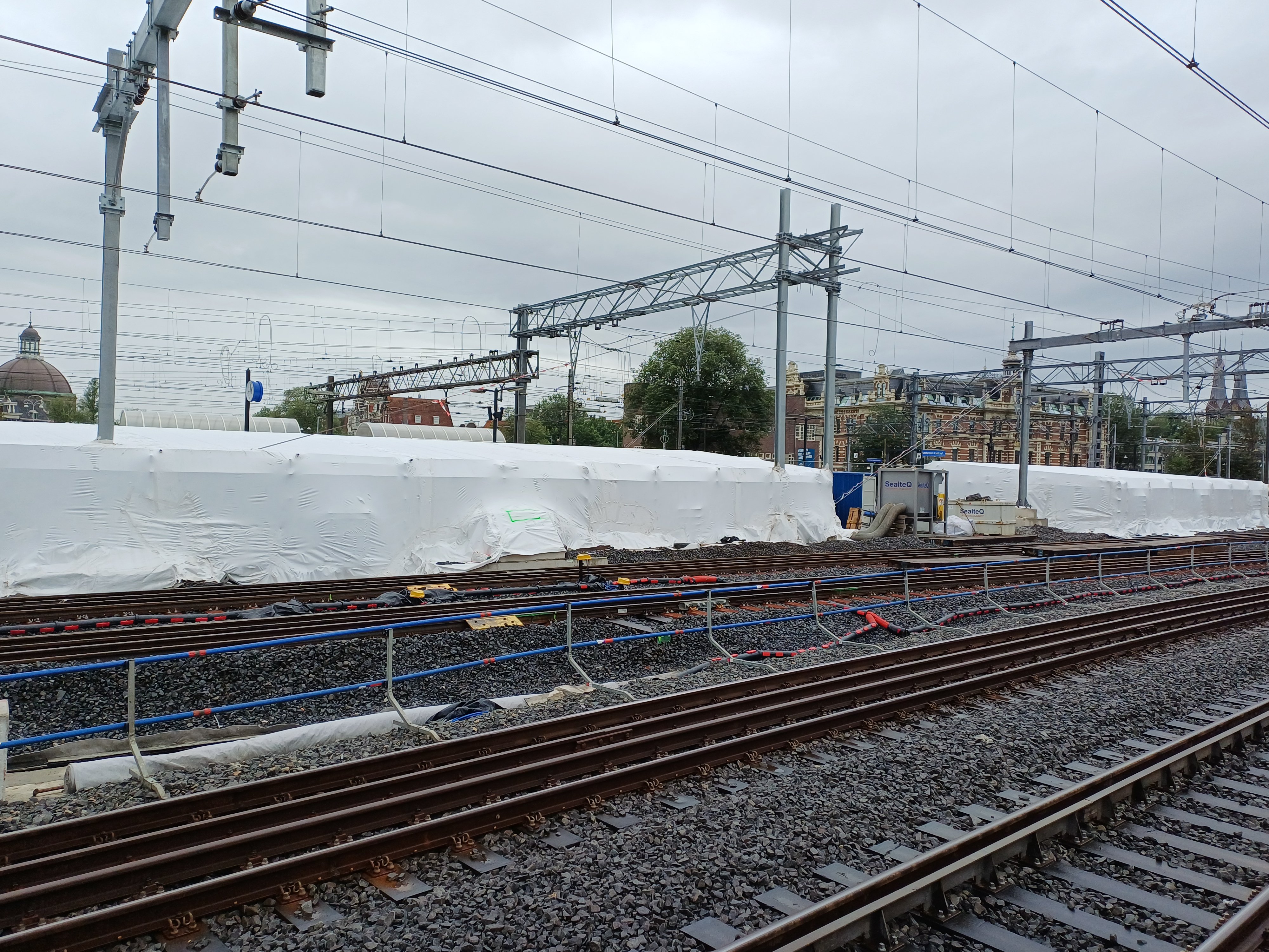 De conserveringswerkzaamheden aan de brug van de westertoegang vinden plaats in een tent.