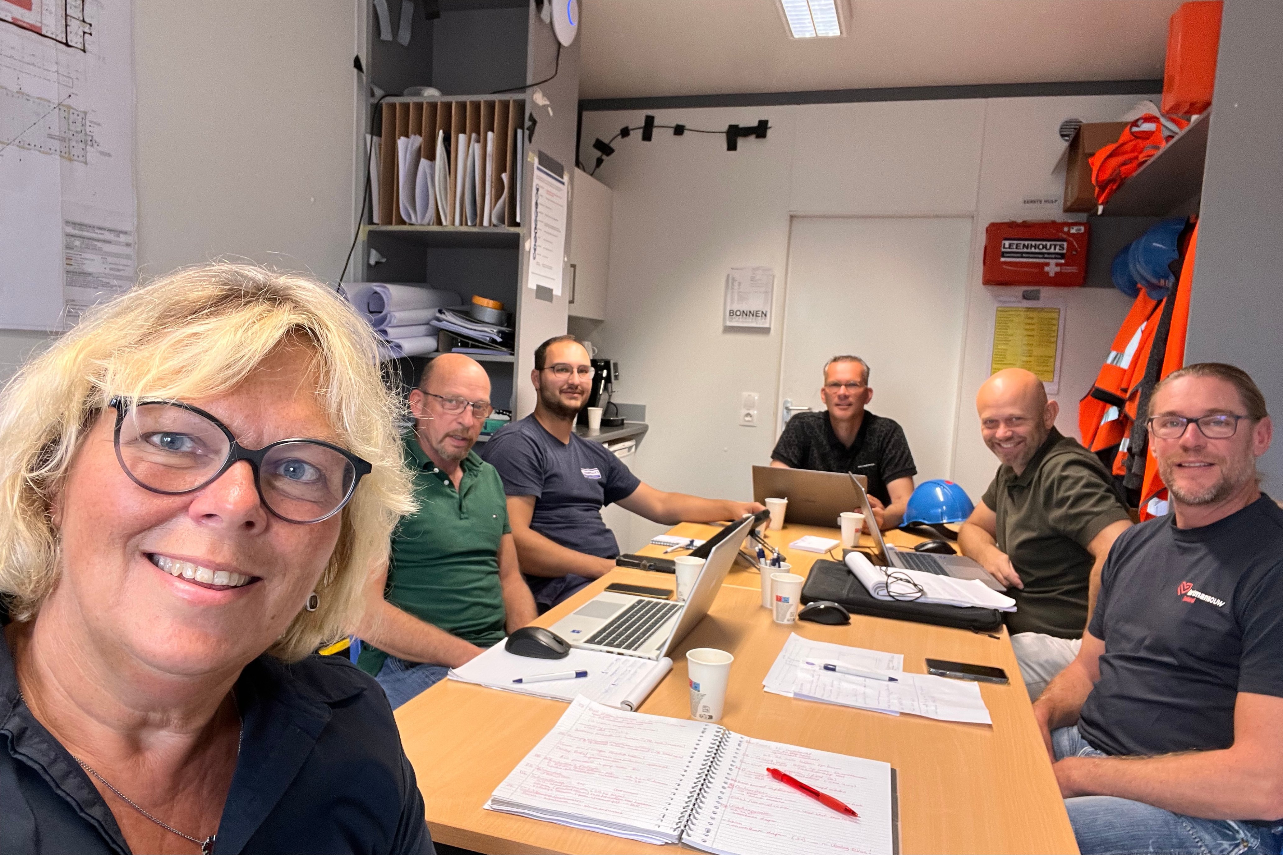 Teamoverleg met Corina Barendregt (Projectmanager), Marcel van Rooijen (Uitvoerder Restauratie), Gus Heijboer (Voorman), Dennis Kerckhaert (Projectleider/werkvoorbereider Restauratie), Peter van den Berge (Directeur Leenhouts), Martijn Hartman (Werkvoorbereider/uitvoerder Renovatie).