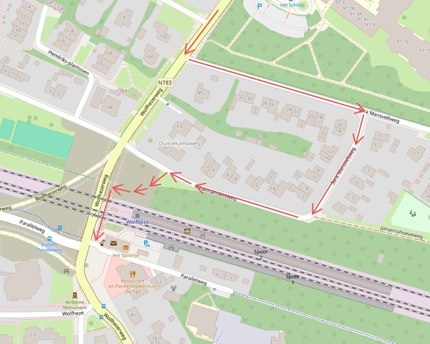 Met de rode pijl aangegeven hoe de route voor nood- en hulpdiensten en langzaam verkeer eruit gaat zien vanaf 14 september richting de overweg