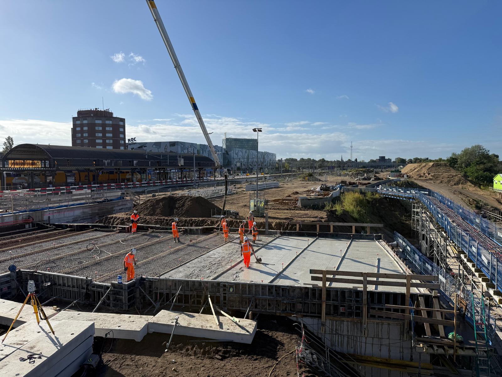 De stort van het dek. Na het storten wordt het beton vlakgemaakt (rechts op de foto).