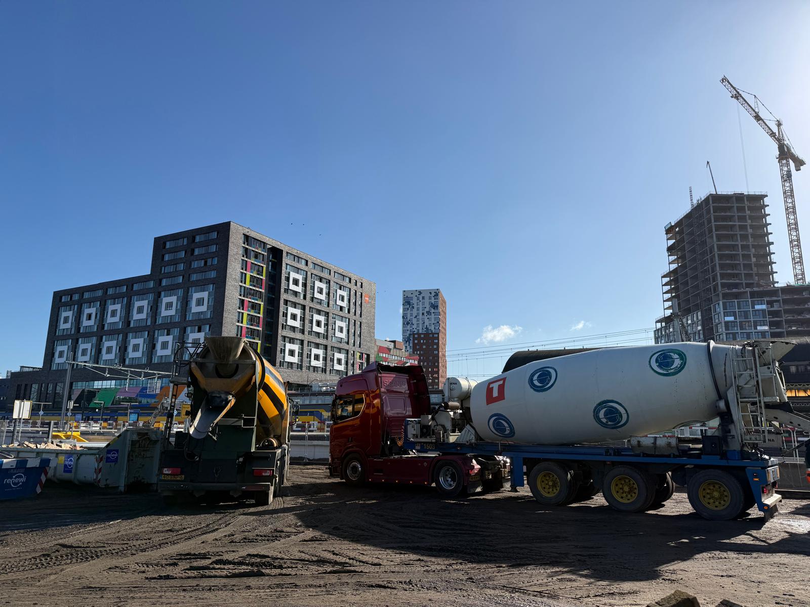 De aanvoer van het beton.