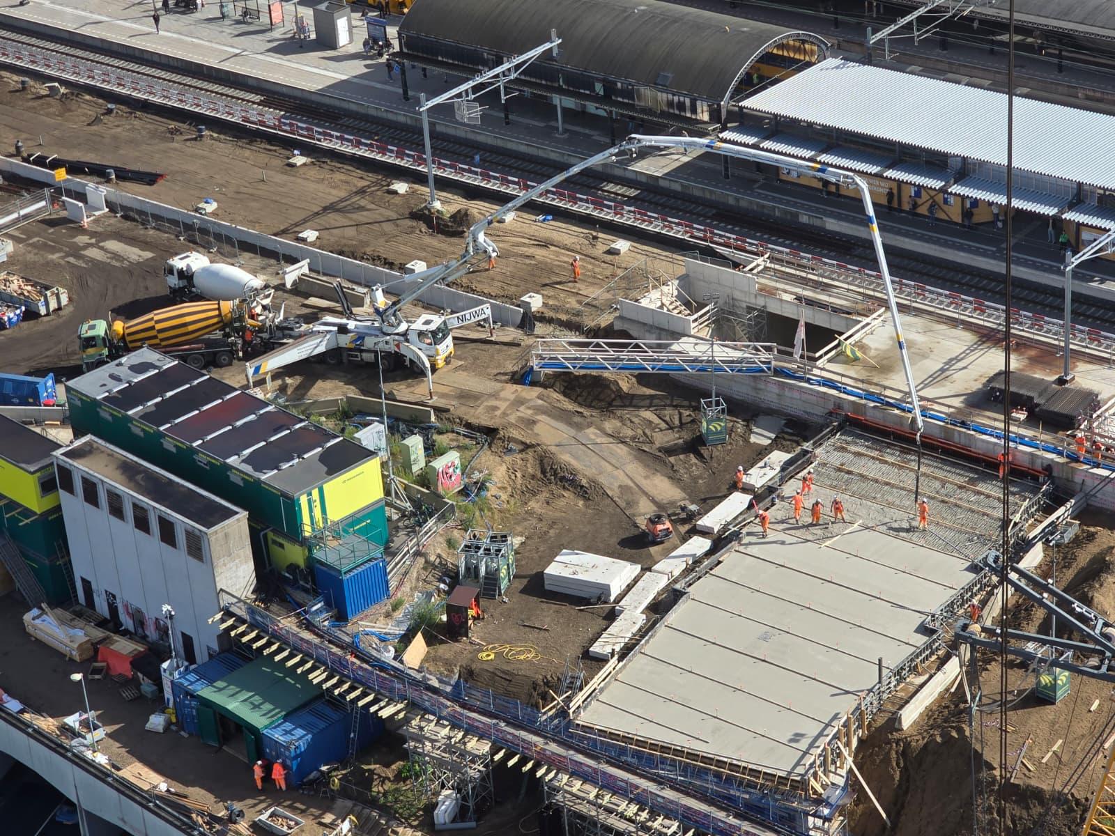 De betonstort van bovenaf gezien (close-up). Links op de foto zie je de groen-gele keten die we vanaf vandaag gaan afvoeren.