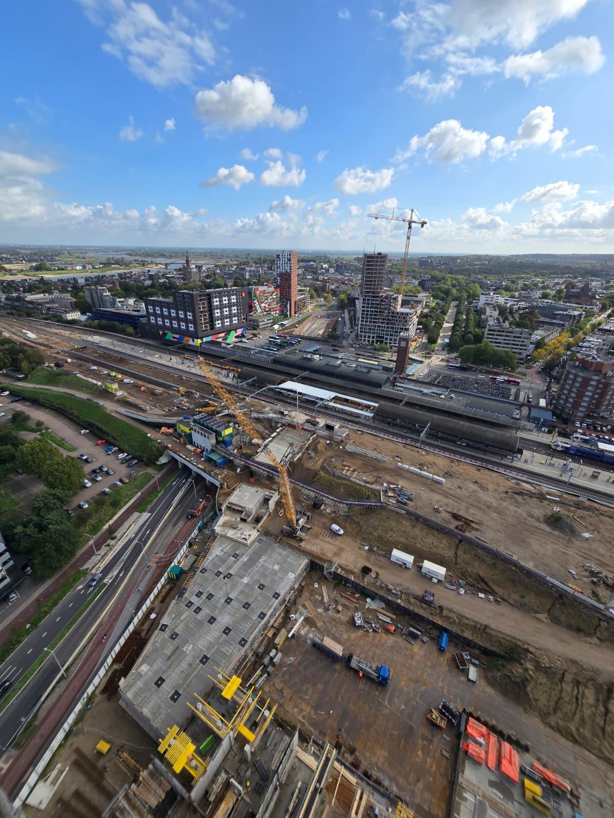 Ons bouwterrein van bovenaf. Links zie je de werkweg en de contouren van het nieuwe perron 5-6. In het midden de nieuwe reizigerstunnel. Daar onder zie je het dek van de fietsenstalling.