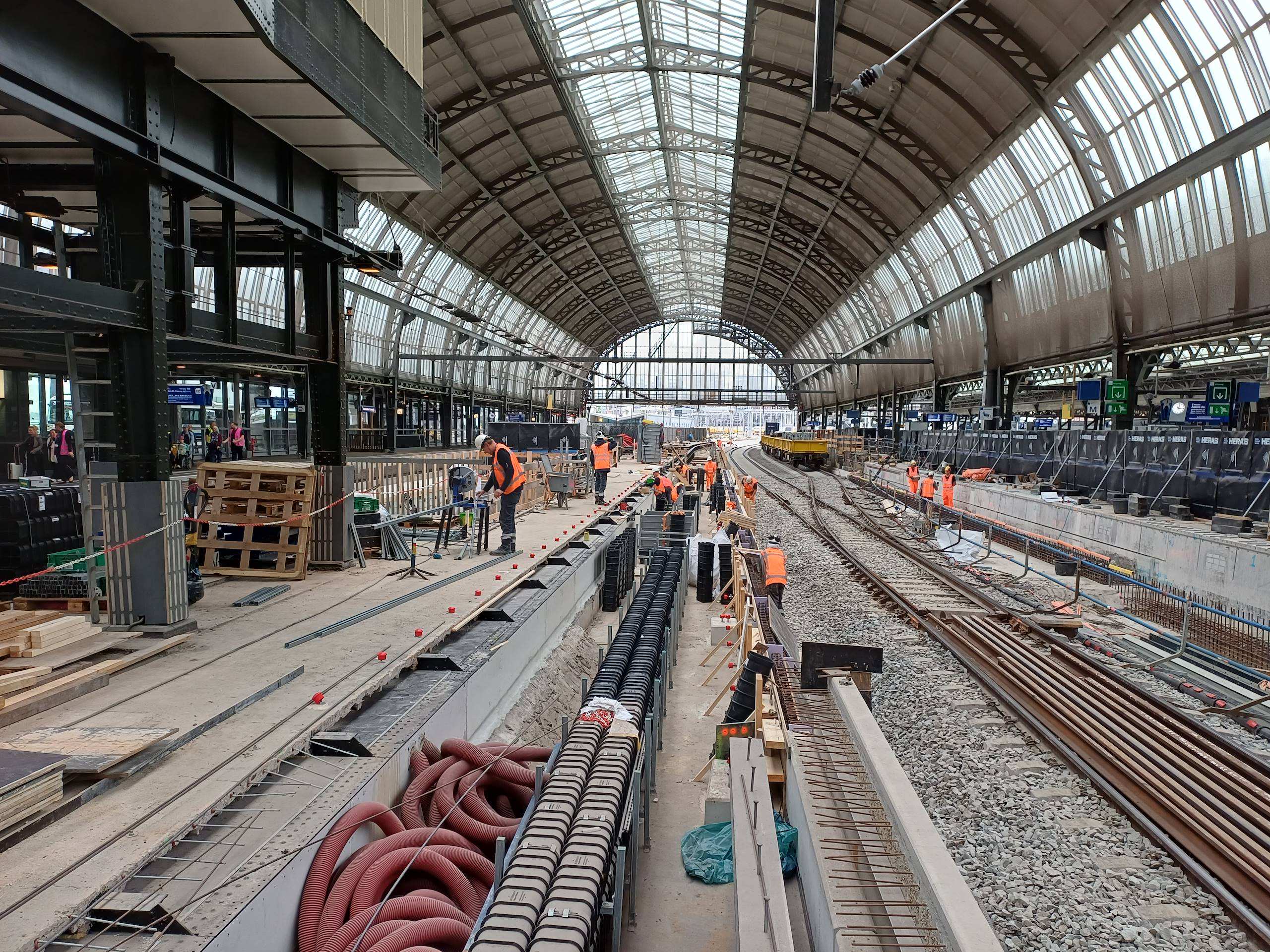 Overzichtsbeeld van de werkzaamheden op het station, aan beide perrons.