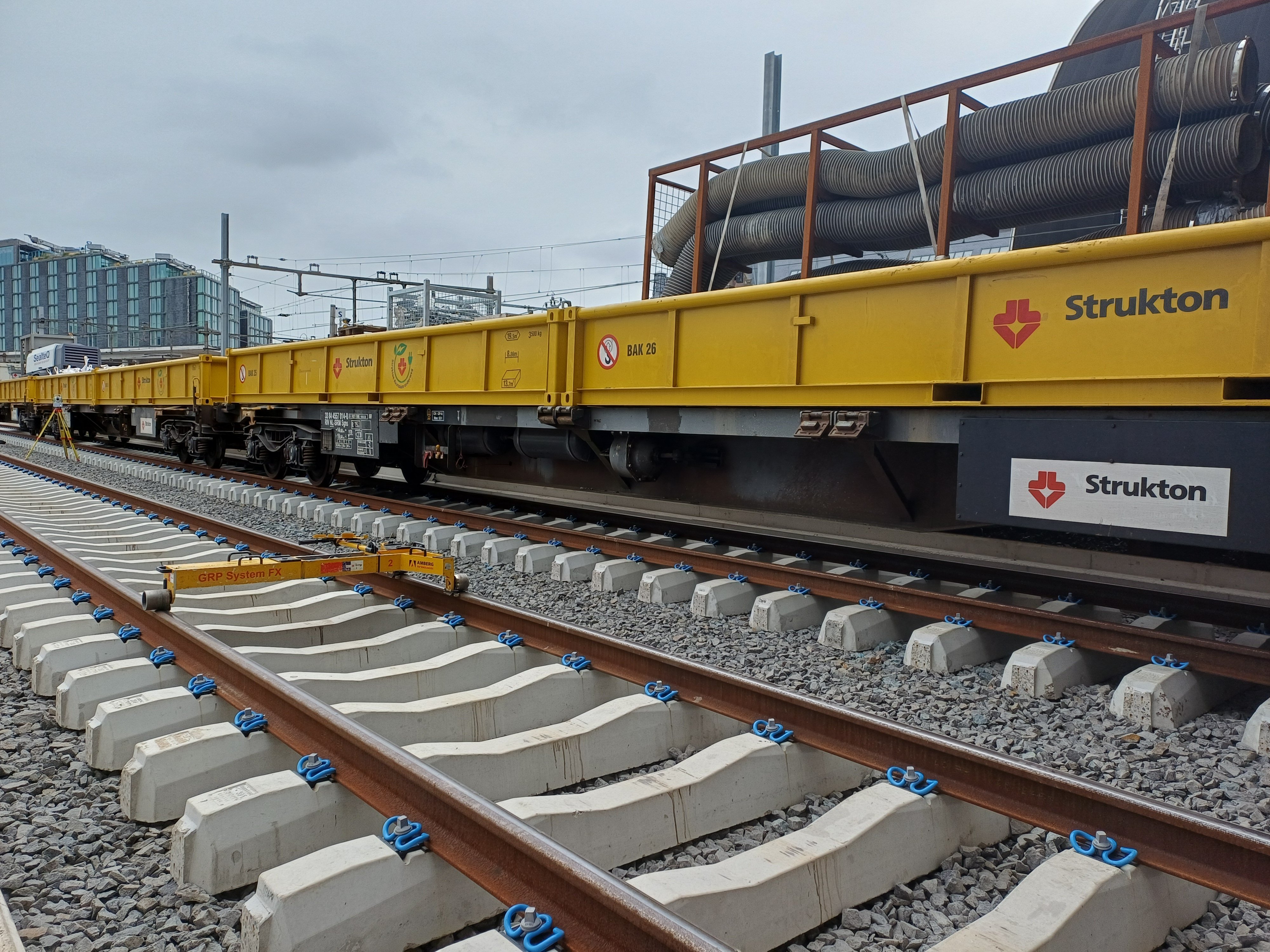 Spoor 13 met trein en met materialen ernaast.