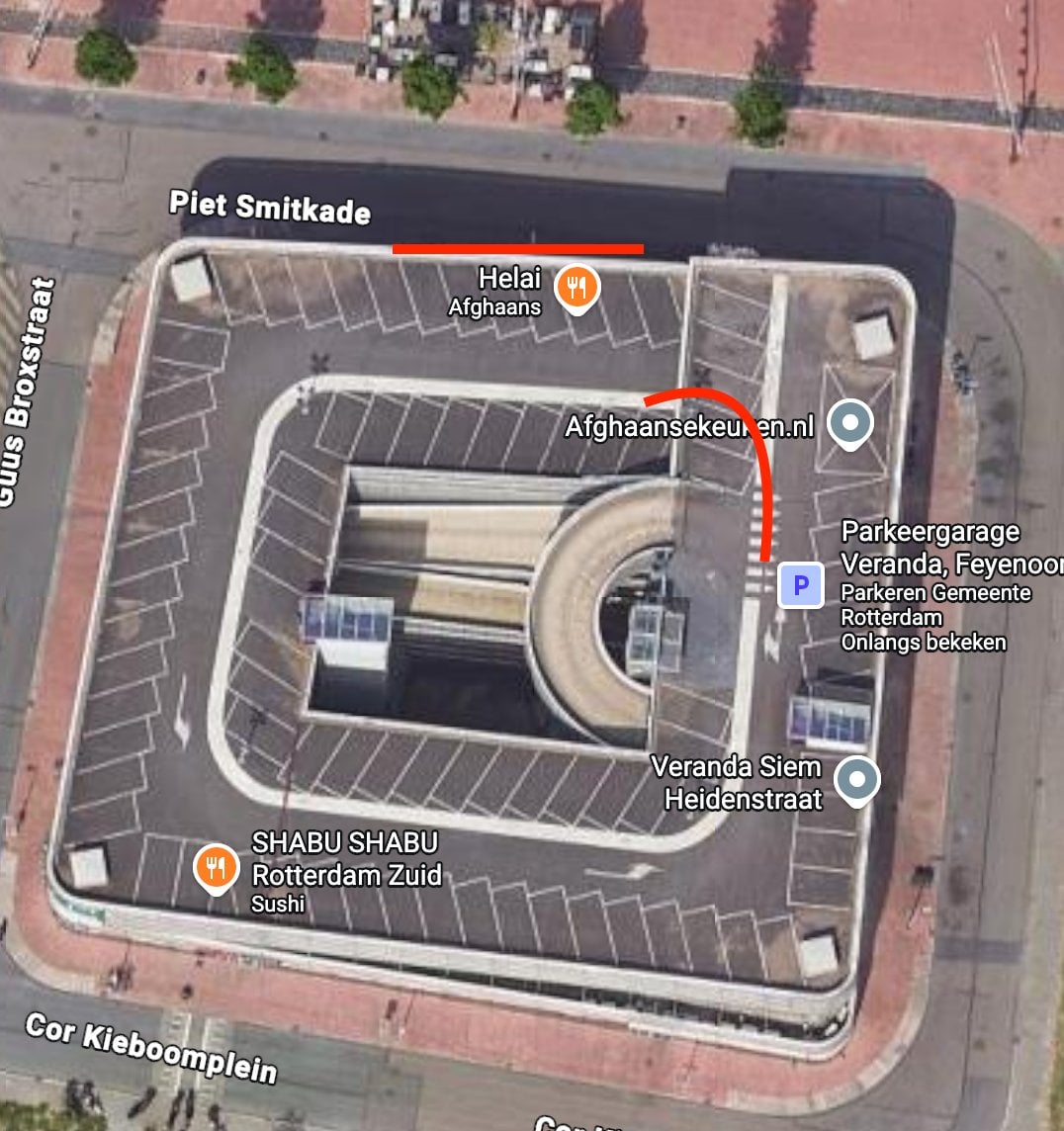 De rode lijnen geven weer waar niet geparkeerd kan worden.