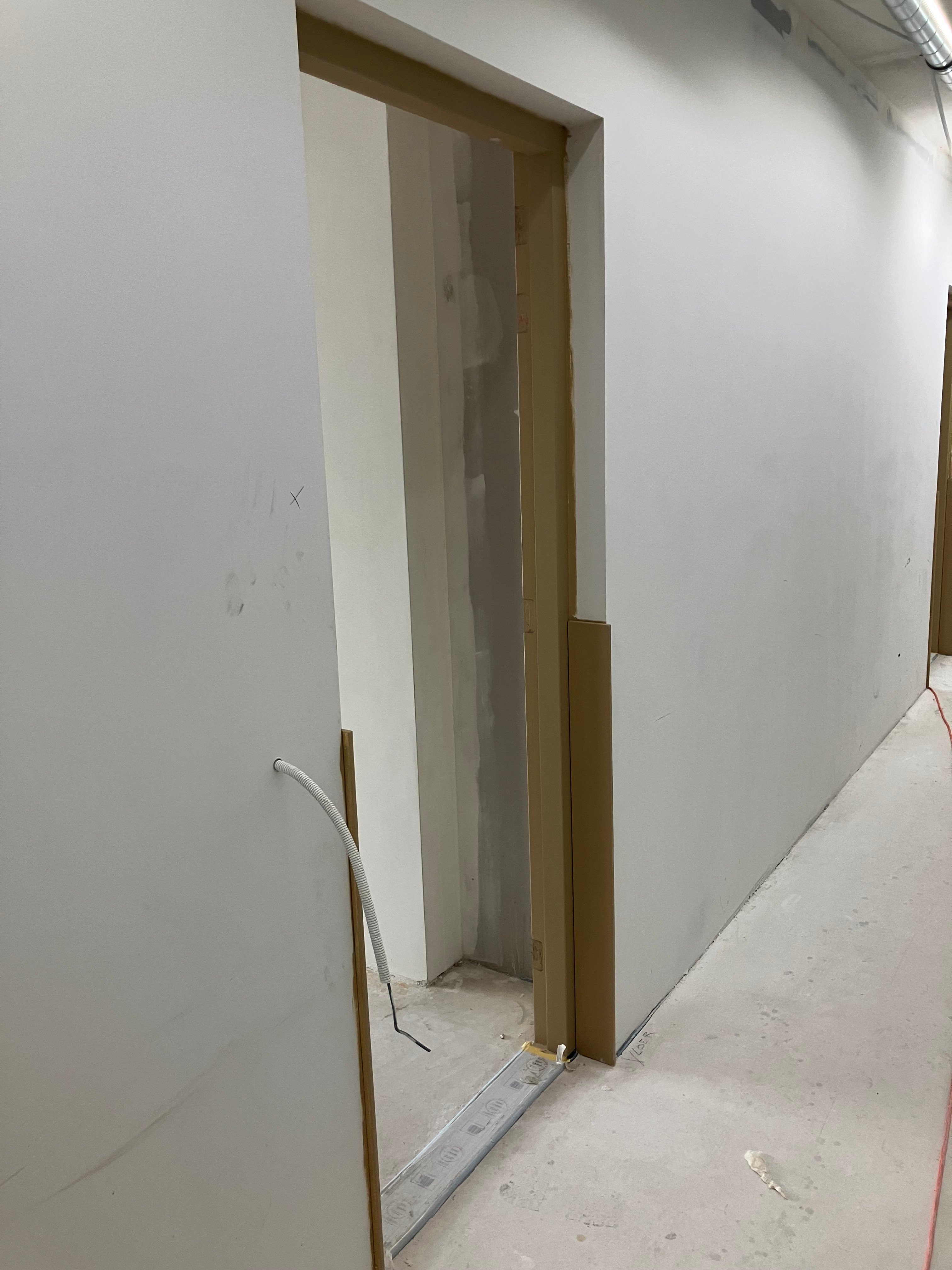 De kozijnen en de hoekbeschermers zijn in de algemene gangen van een 1e laag schilderwerk voorzien.