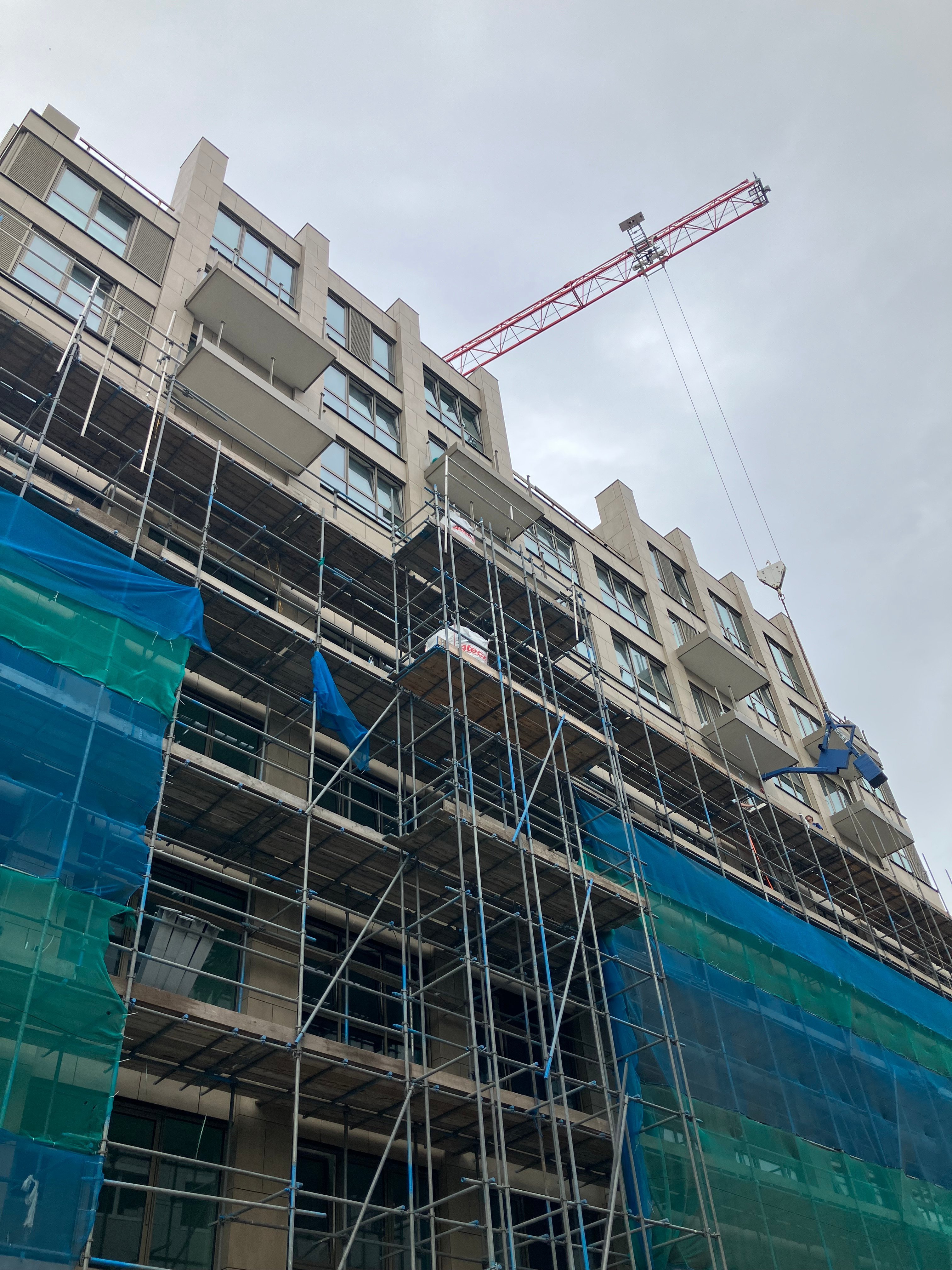 De gevel van de hoogbouw wordt steeds meer zichtbaar!