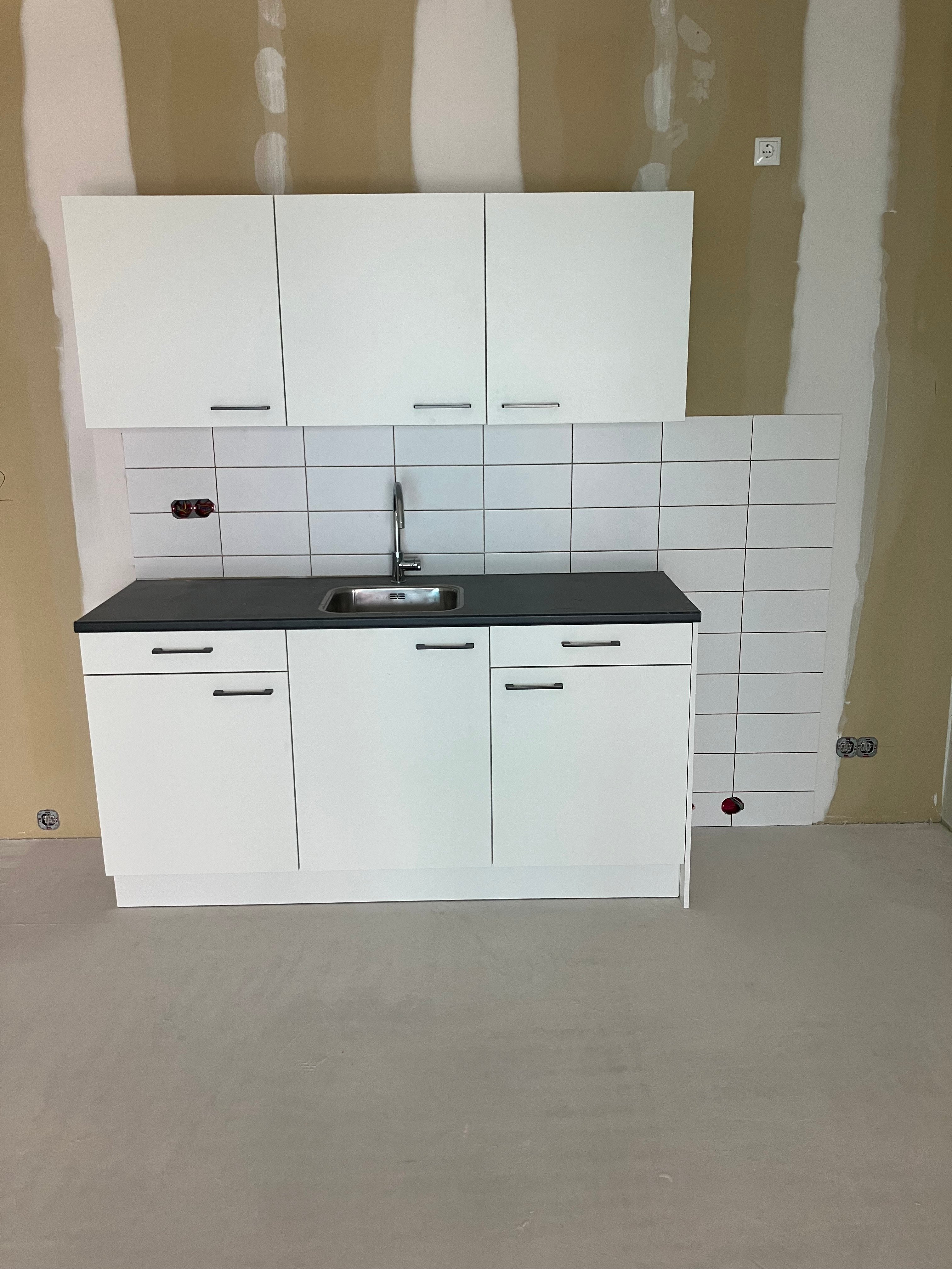 Achter de keukens in de Sociale huurwoningen wordt ook tegelwerk aangebracht.