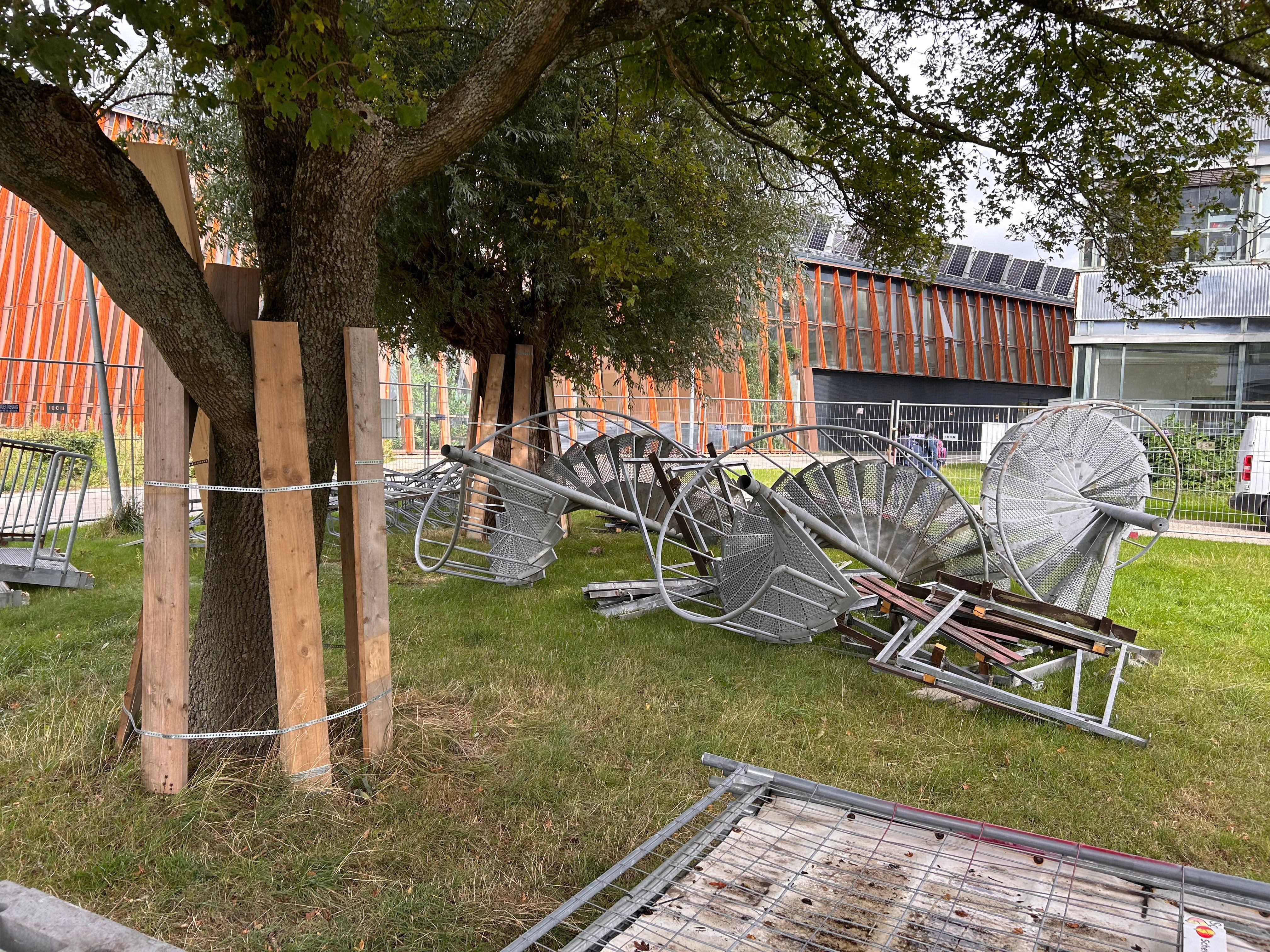 De verwijderde trap is tijdelijk in depot gelegd op het binnenterrein. Hiervoor zijn eerst de aanwezige bomen op het binnenterrein beschermd.