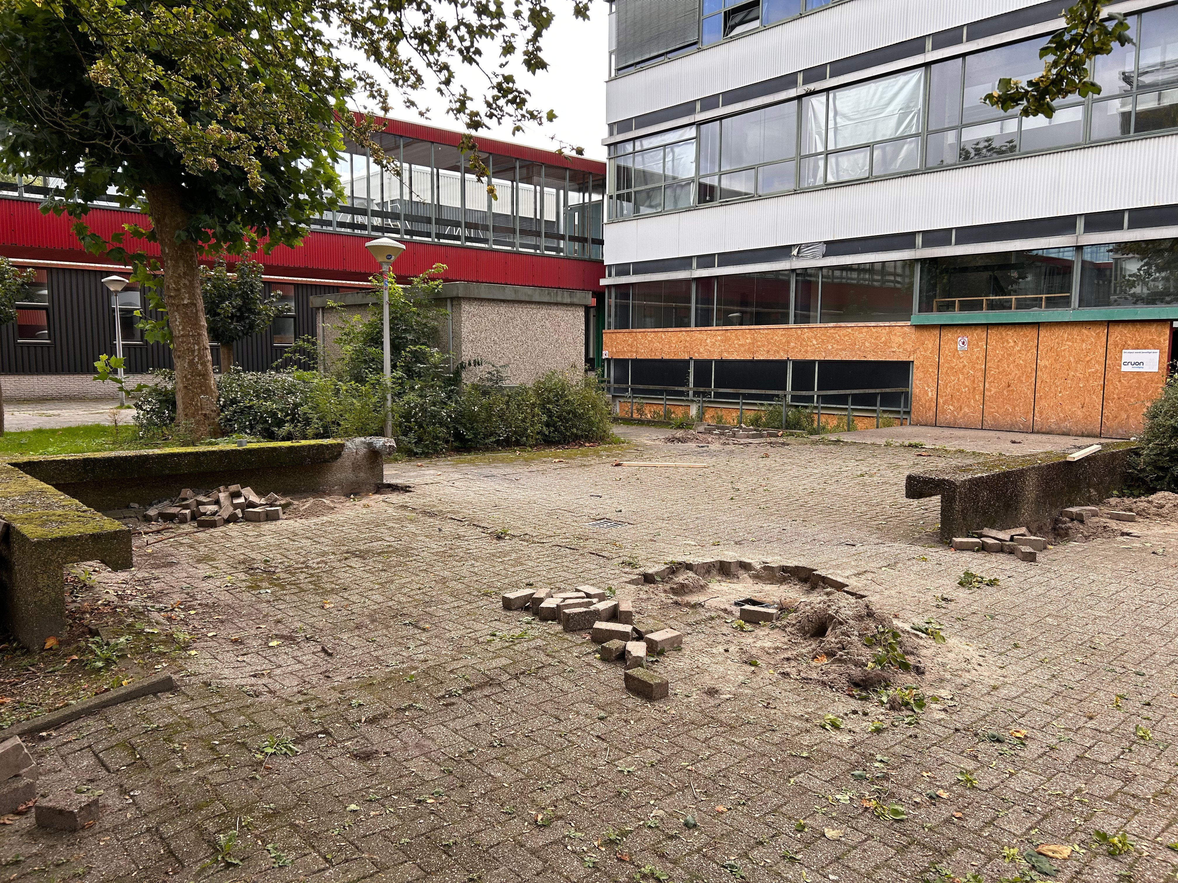 Voor de toegang van het pand stond een metalen pergola, door sommigen ook we "het kunstwerk" genoemd. Deze hebben wij vakkundig verwijderd en opgeslagen.