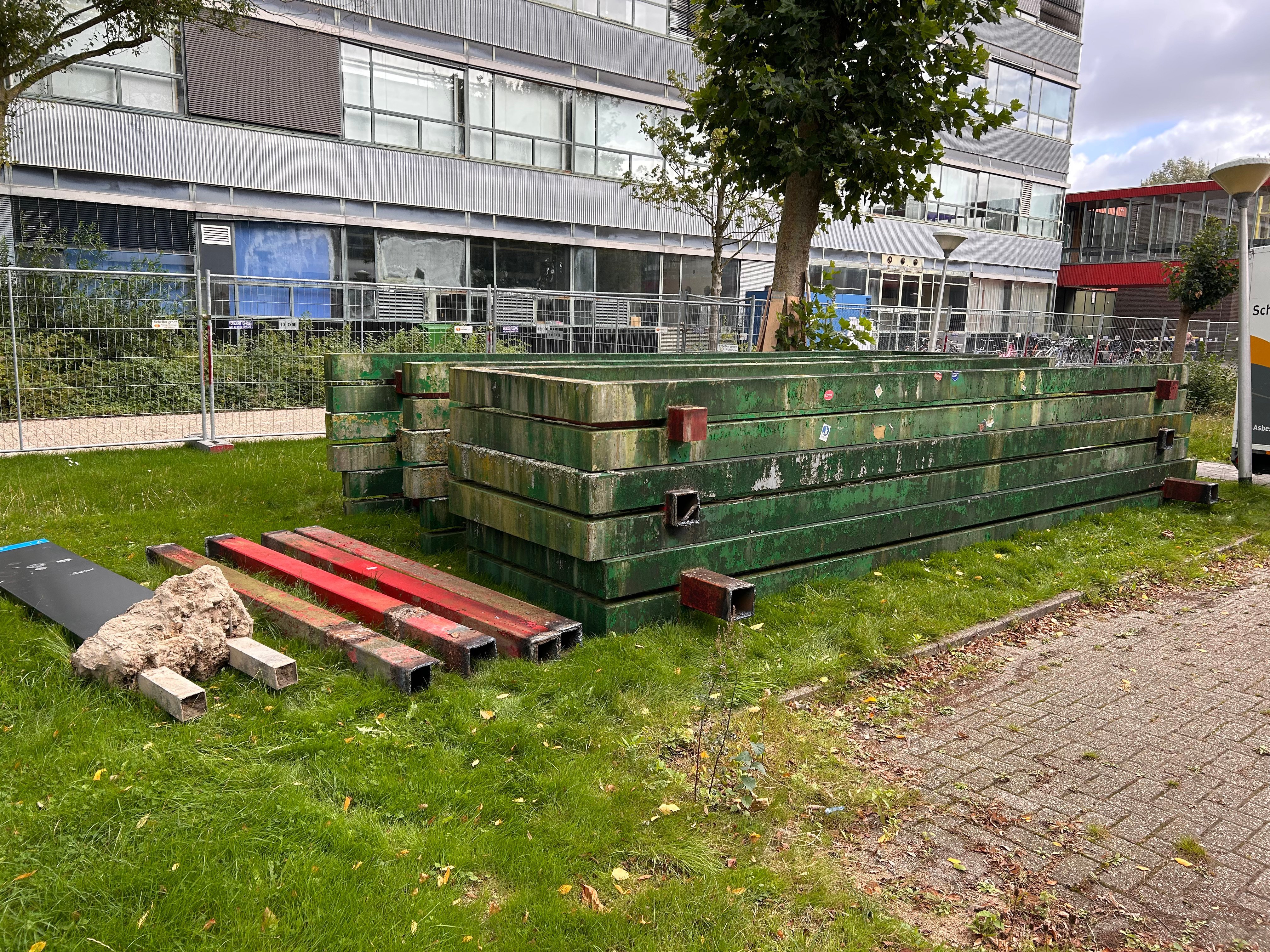 De verwijderde "pergola" is op het binnenterrein tijdelijk in depot gelegd.