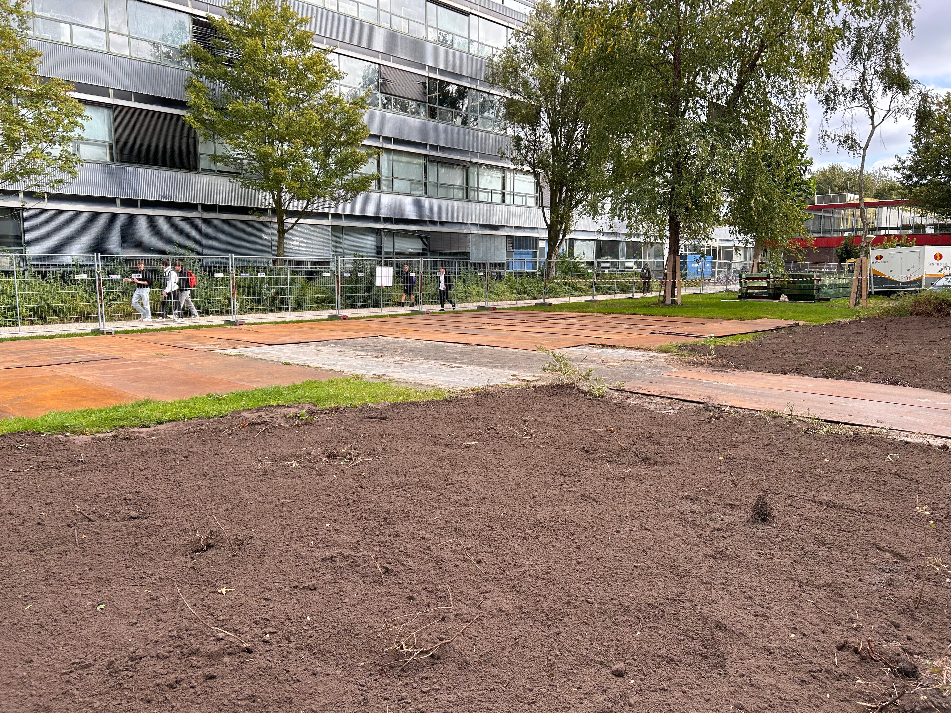 Om werkruimte te creëren hebben we de oude fietsenstalling moeten saneren en slopen en hebben we stalen rijplaten gelegd.