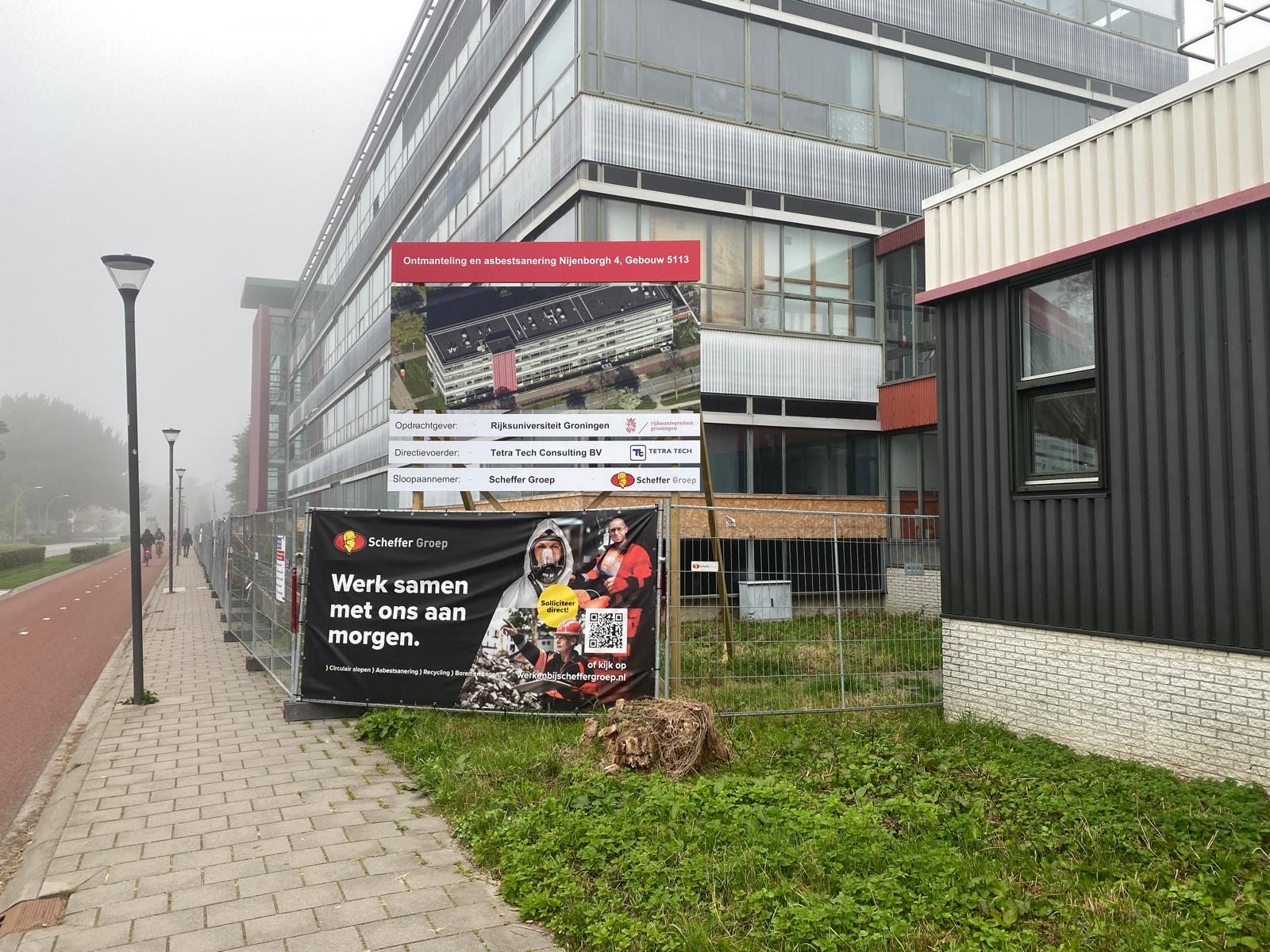 Na het installeren van de bouwhekken hebben we een "bouwinformatiebord" geplaatst.