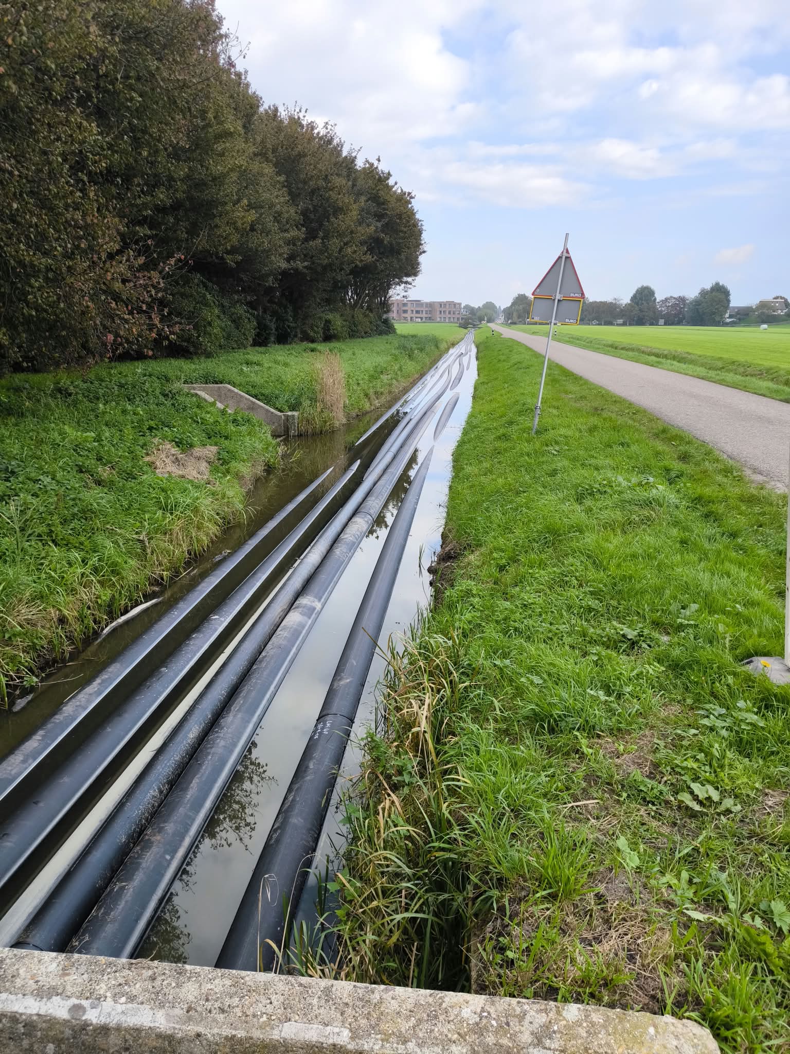 leidingen in de watergang