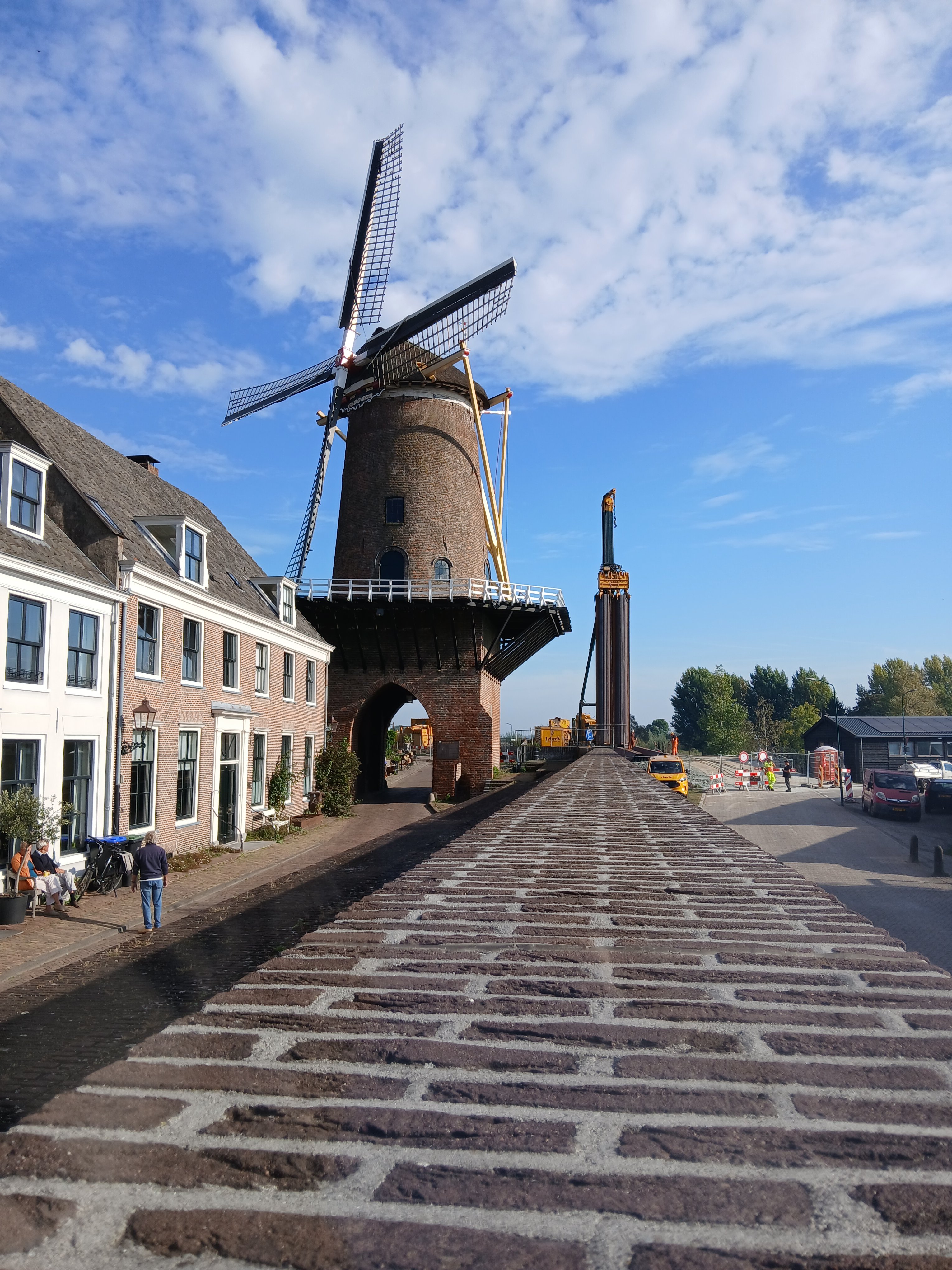De damwand wordt in het verlengde van de Beermuur aangebracht en aangesloten op de bestaande damwand langs het Inundatiekanaal.