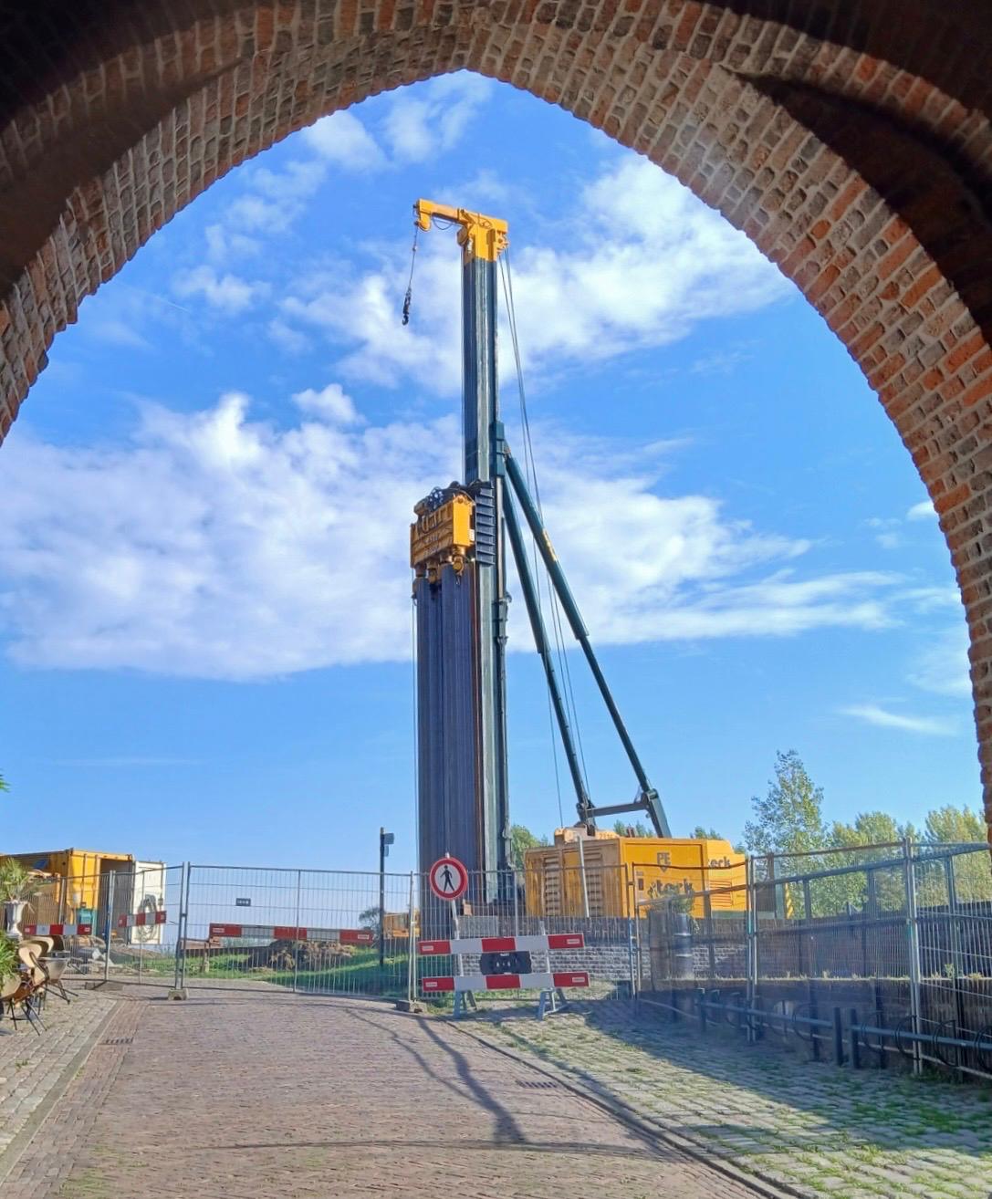 Ook vanonder de molen levert het werk een bijzonder plaatje op.