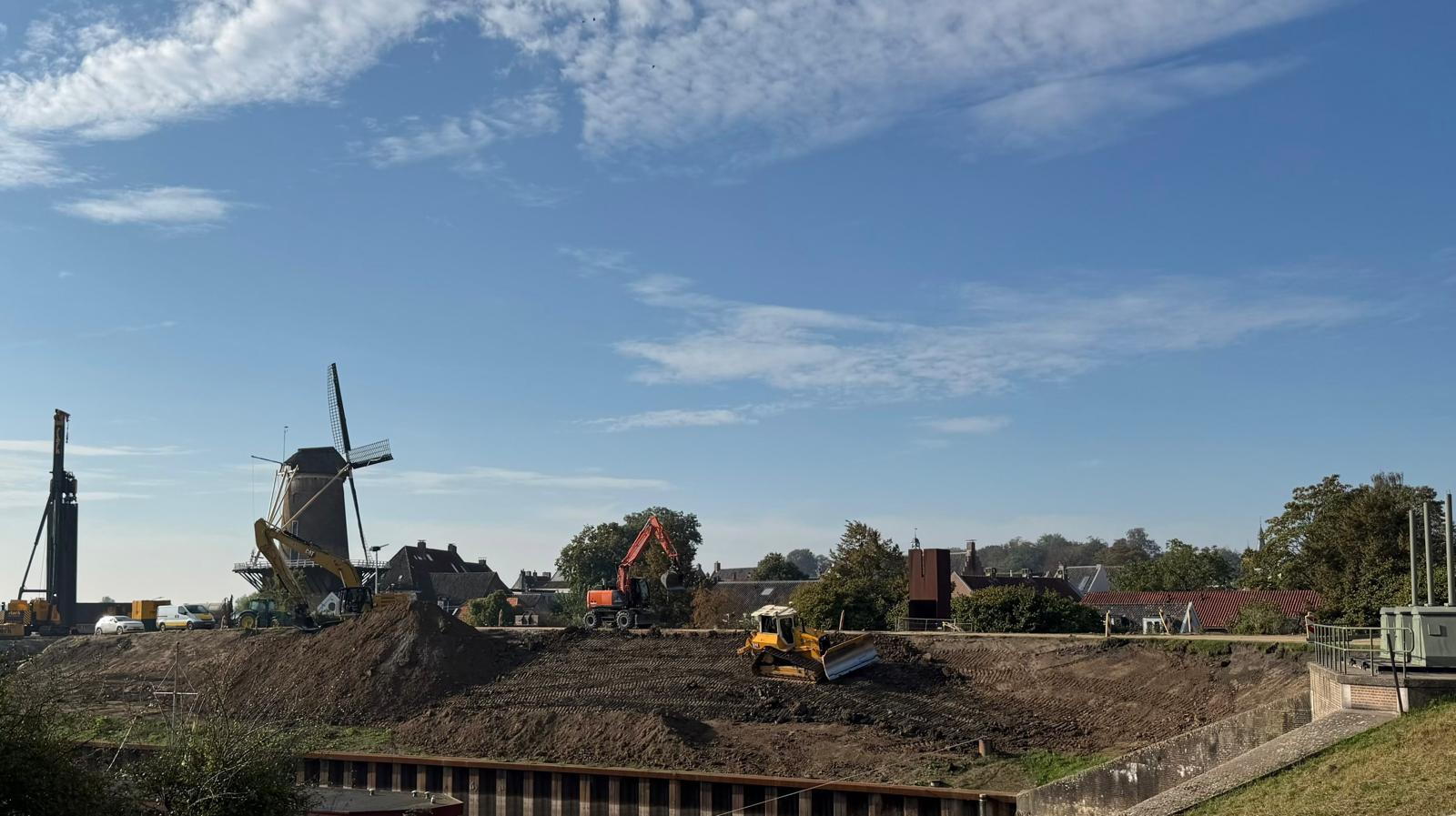 De damwandstelling en het grondwerk gezien vanaf de overkant van het Inundatiekanaal.